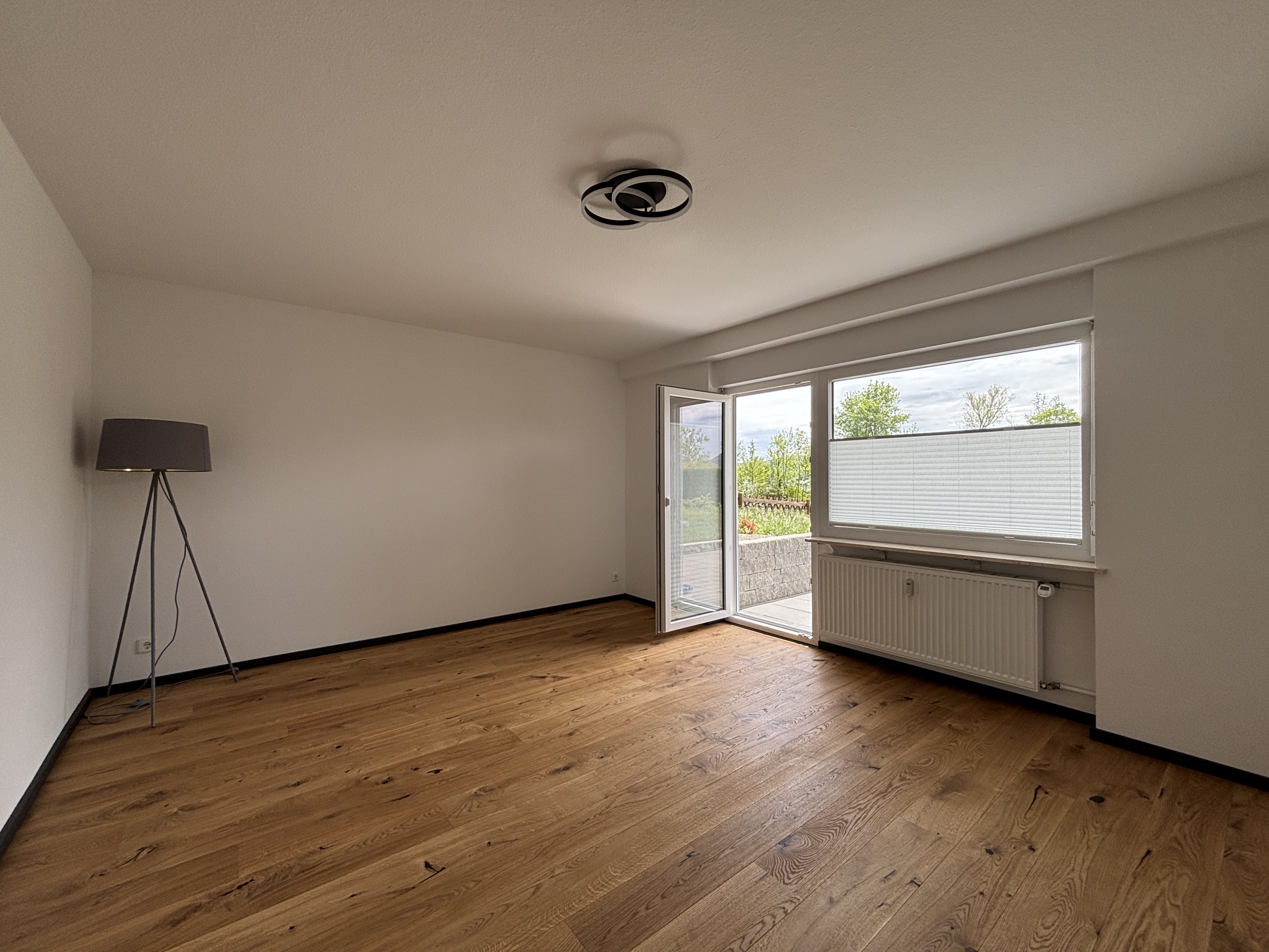 Modernes Apartment mit Küche und Duschbad