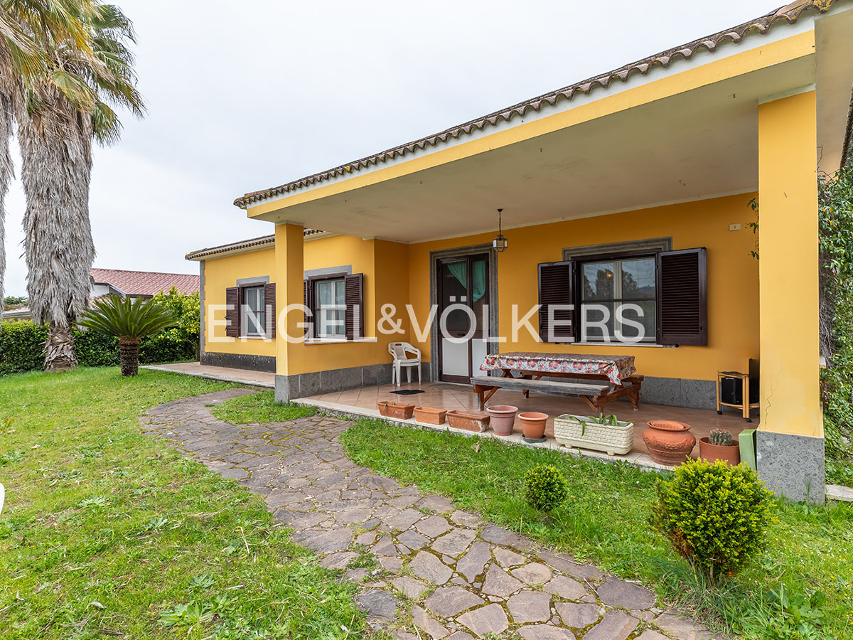 Villa with large private garden in Montagnano di Ardea