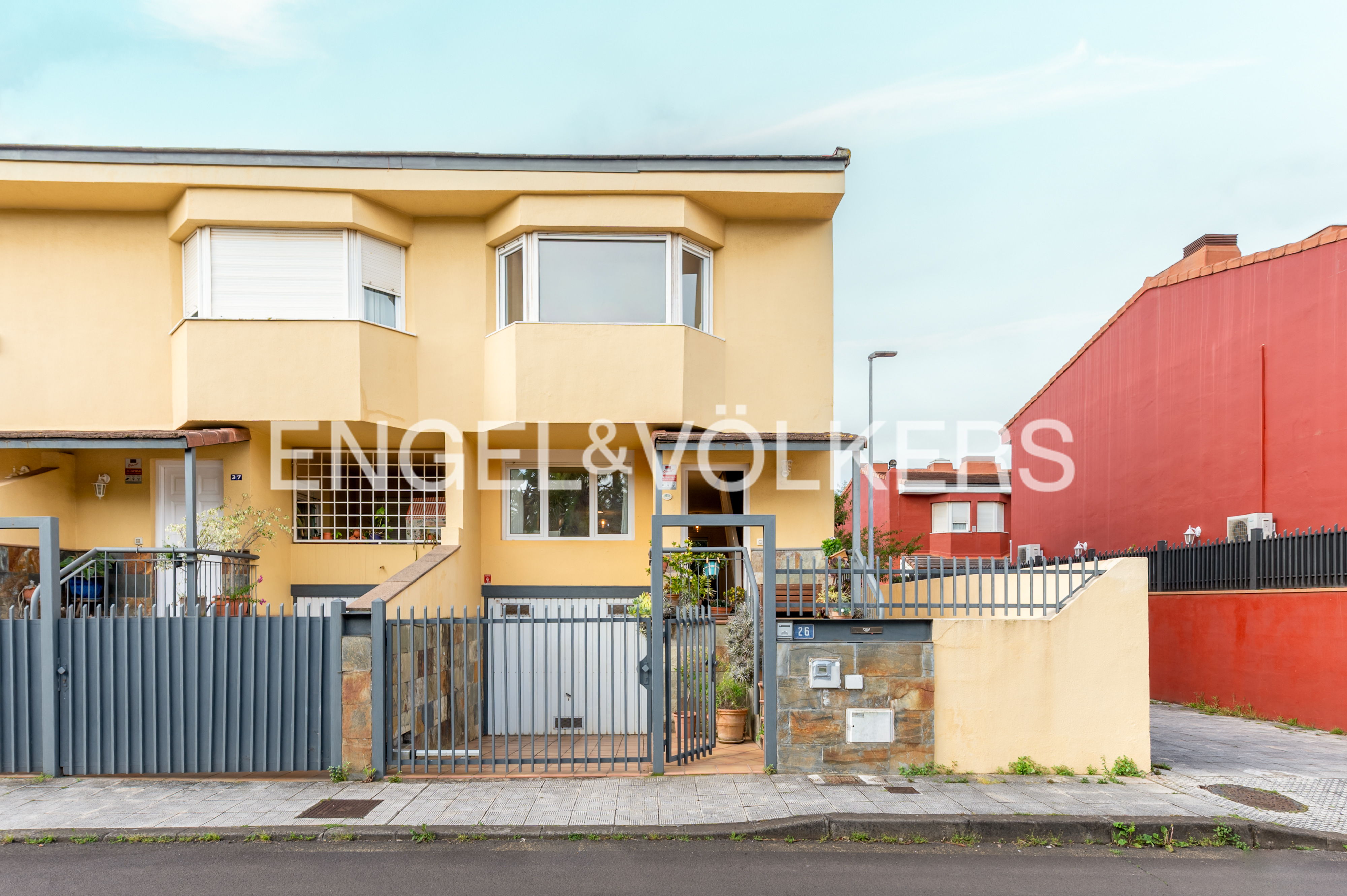 Charming semi-detached house next to La Vega Park