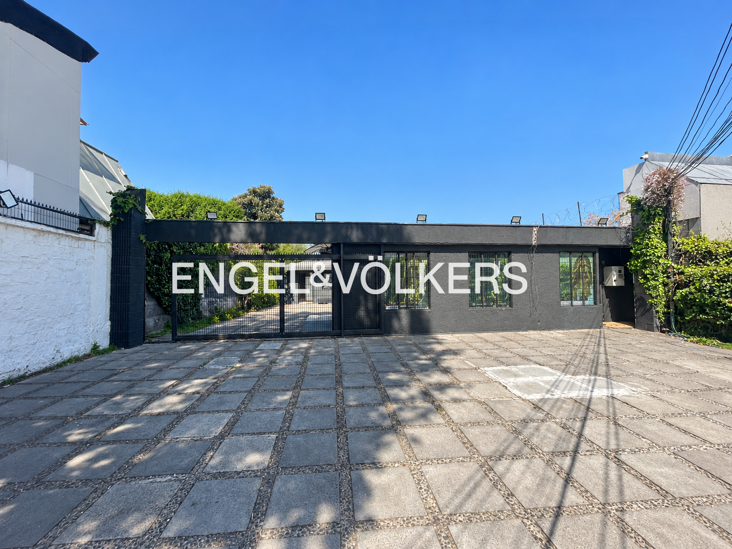 Local comercial 5 privados y 11 estacionamientos en Vitacura · 160 m2 construidos