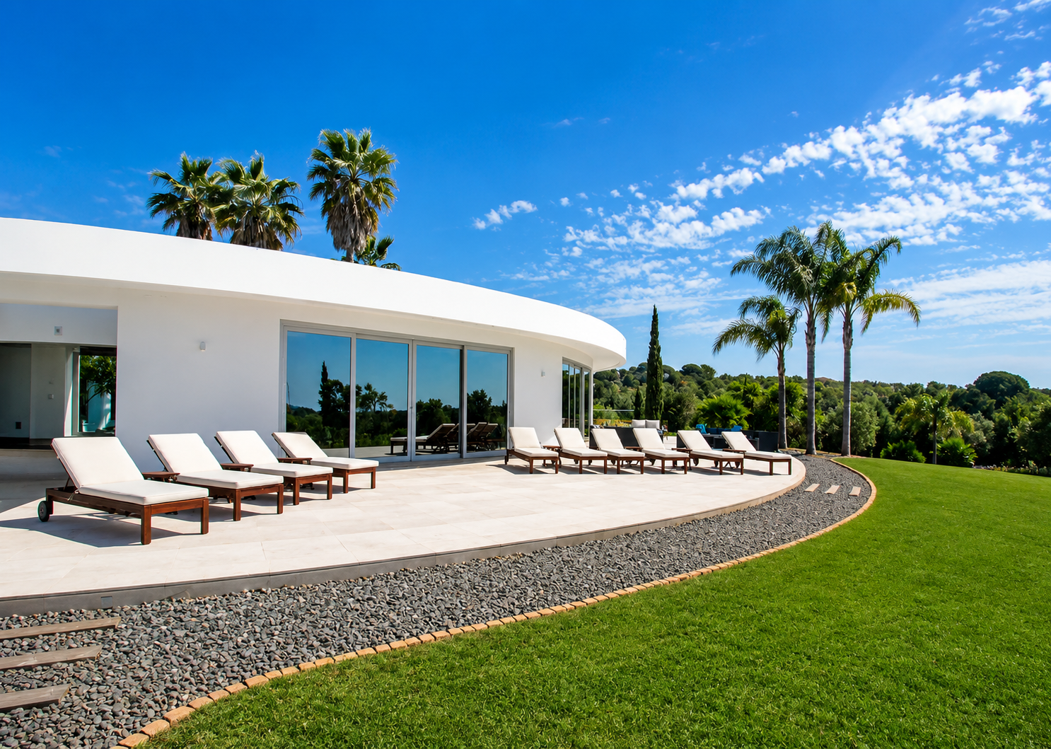 Moderne Villa mit Infinity-Pool und separater 2-Zimmer-Wohnung im Goldenen Dreieck