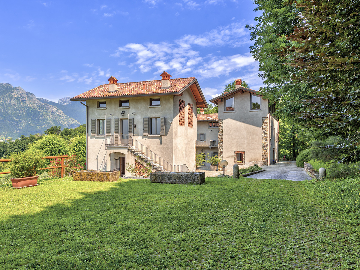 Prestigiosa tenuta country-chic con uliveto e vista panoramica