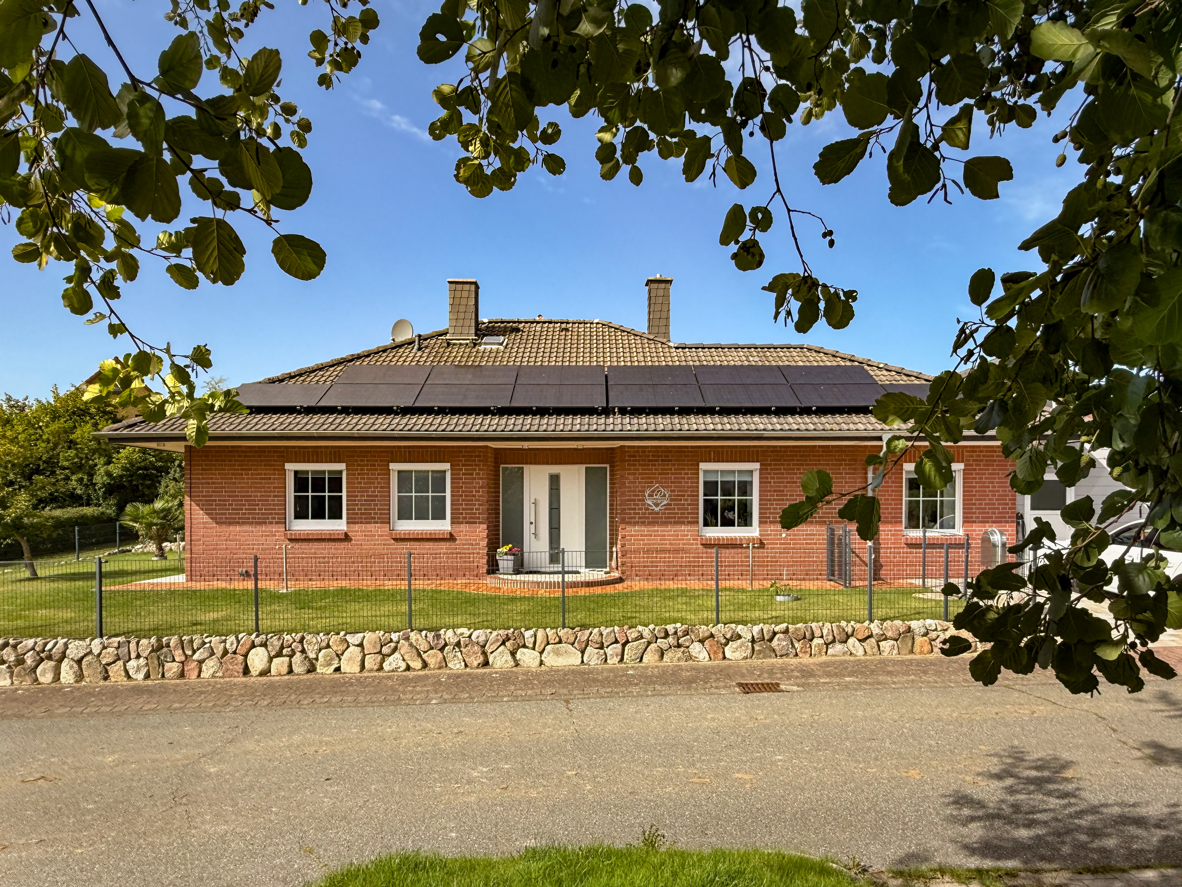 Exklusives Küstenrefugium: Modernisierter Bungalow in Ostseenähe