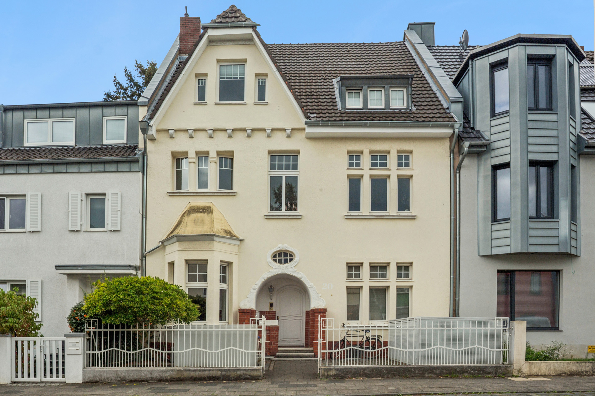 Historic charm, modern comfort—spacious townhouse with 10 rooms in Cologne-Braunsfeld