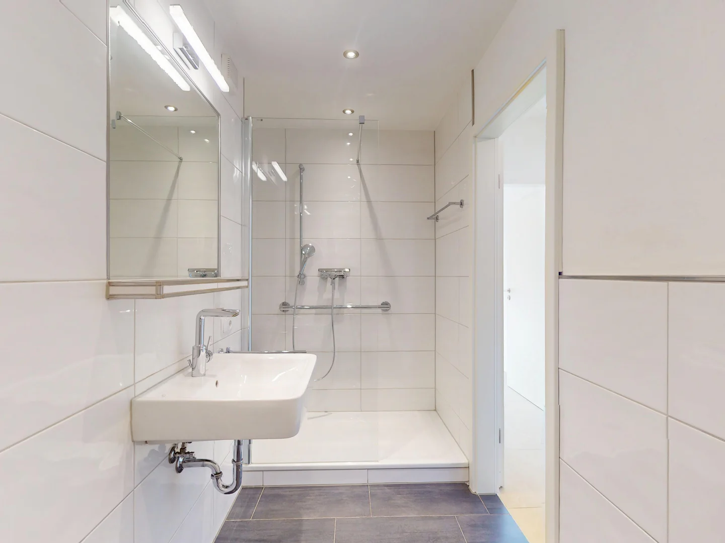 Erstbezug nach exklusiver Renovierung - barrierefreie 3-Zimmer-Wohnung mit Lift, Balkon und Tiefgarage im Zentrum von Moers - Photo 4