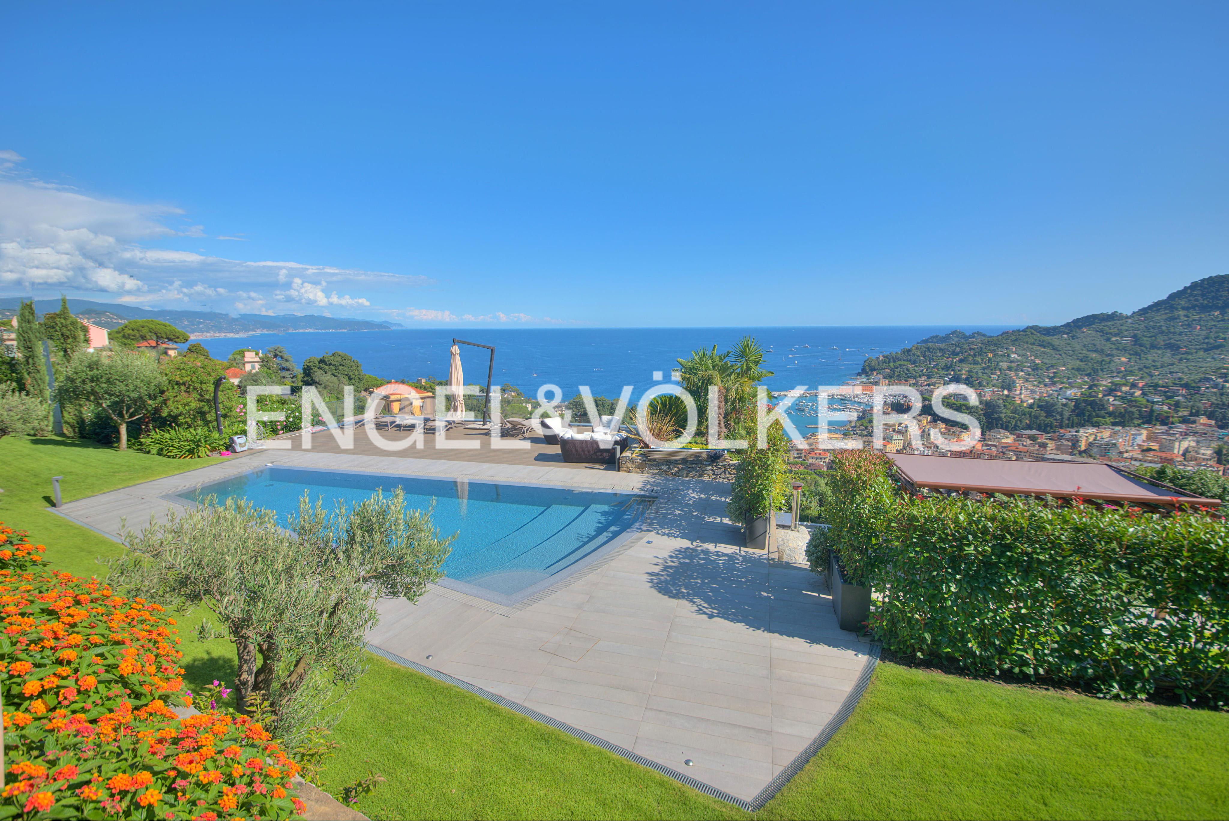 Charming villa with gulf view, terraces, garden, and pool