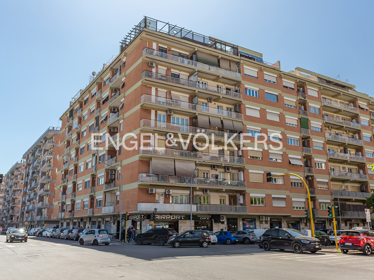 Bright apartment on Via Scribonio Curione