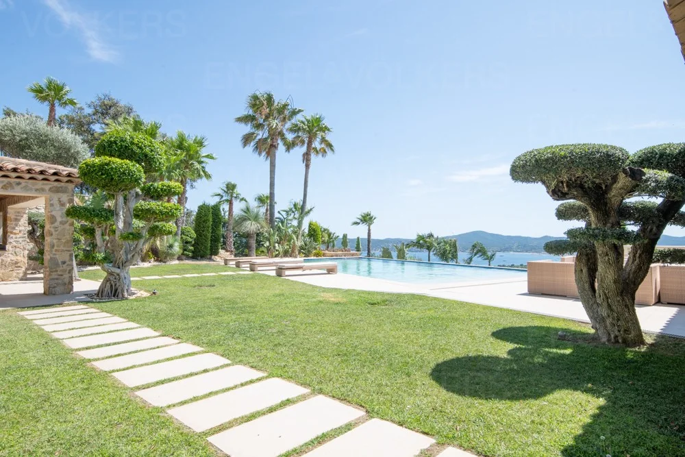 Luxurious villa ideally located