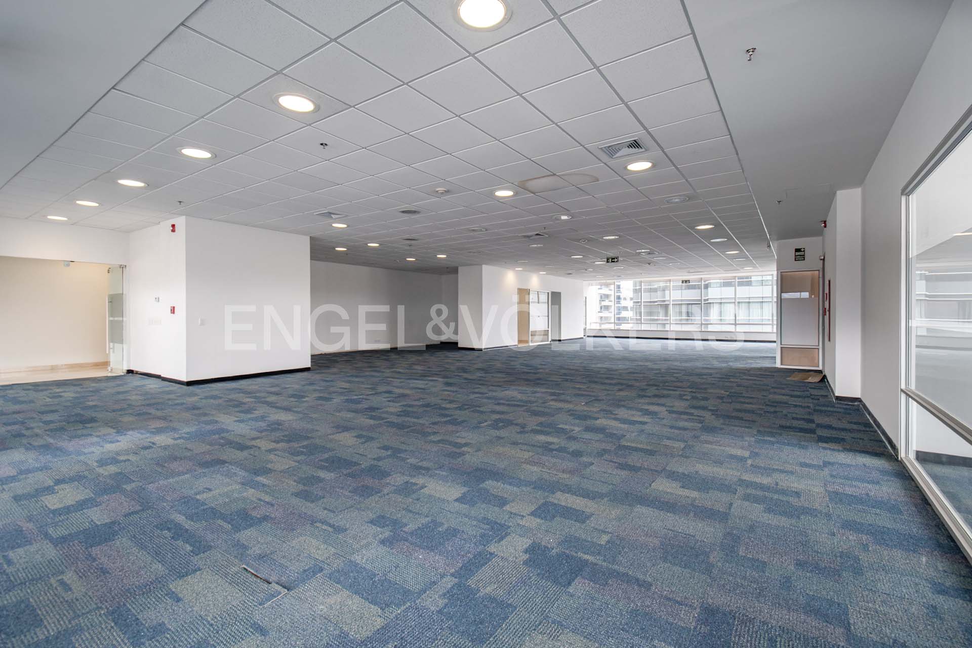 Arriendo Estupenda Oficina en Complejo Empresarial Santa Bárbara