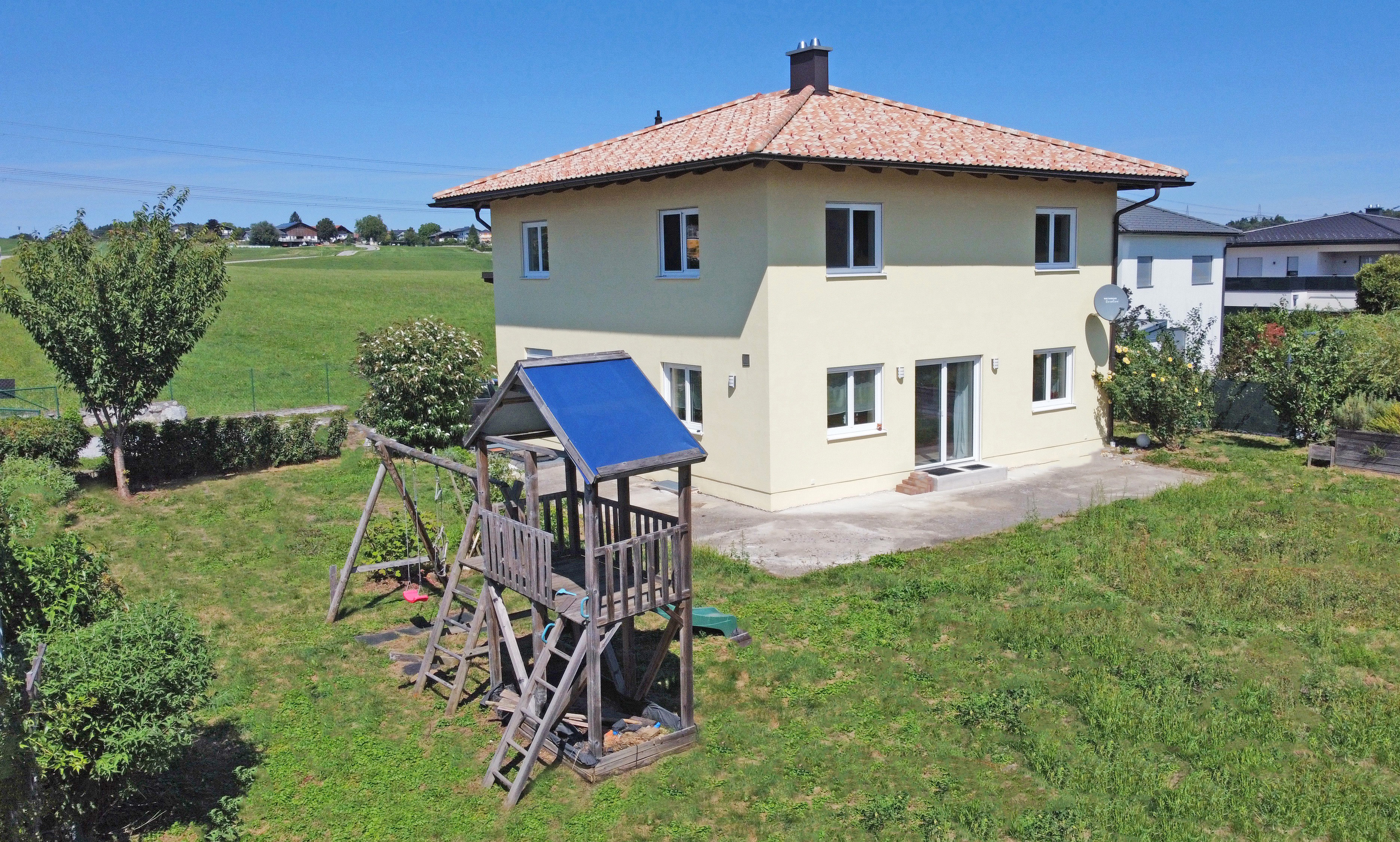 Modernes Einfamilienhaus mit großzügigem Grundstück in zentraler Lage von Perwang
