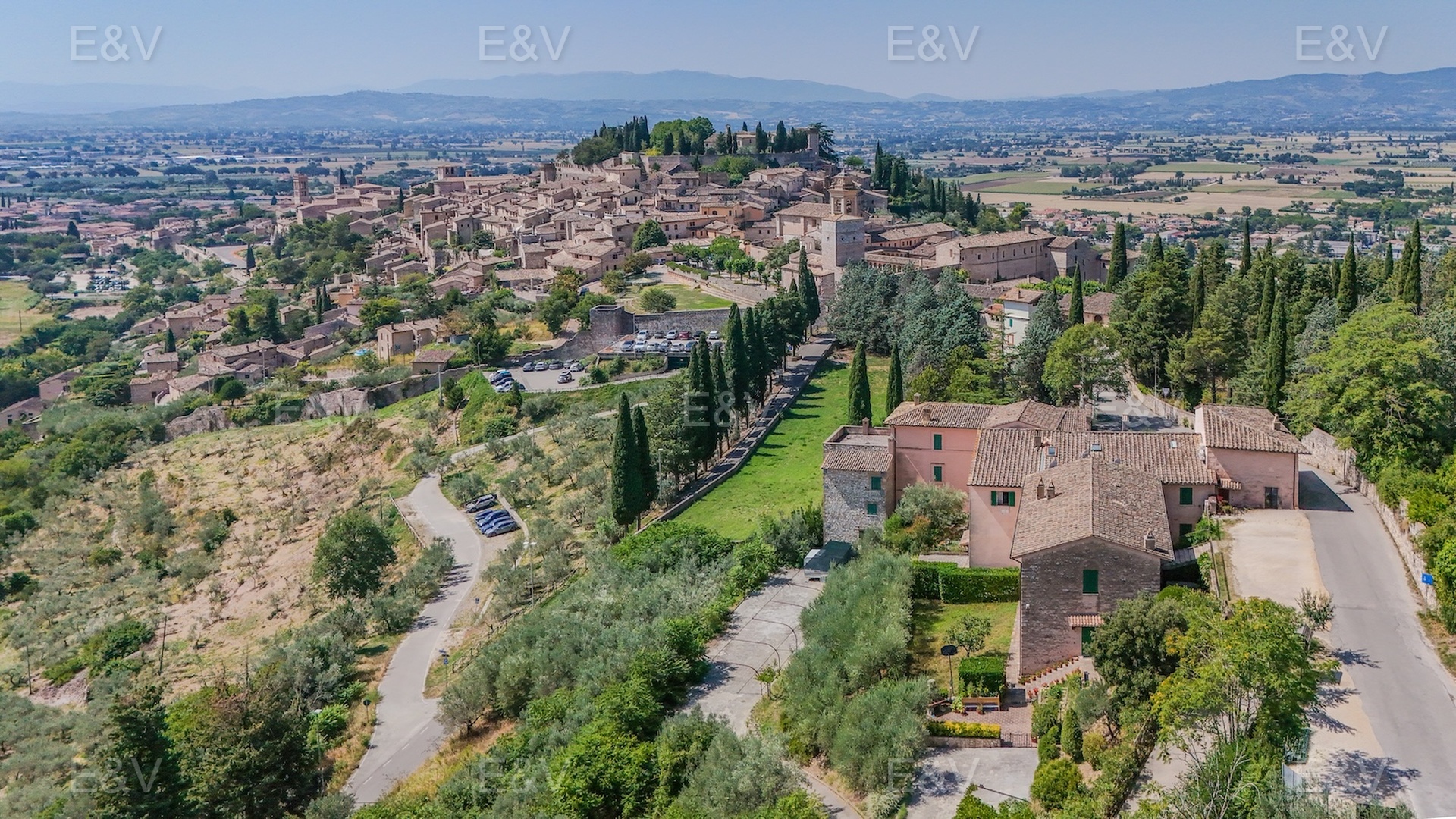 Elegant apartment with panoramic views and private parking in Spello