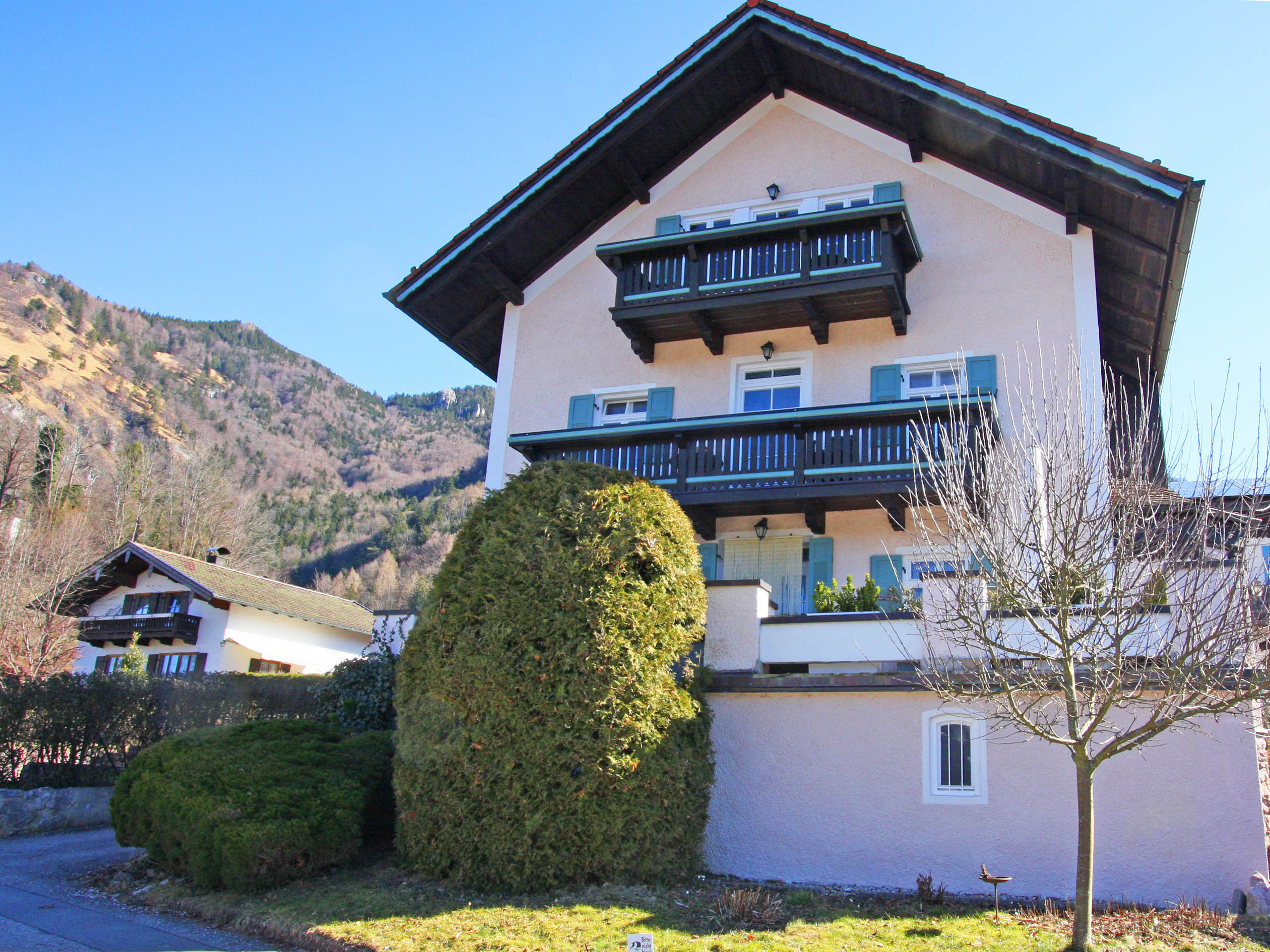 Ansprechende Jugendstilwohnung in sonnenverwöhnter Aussichtslage