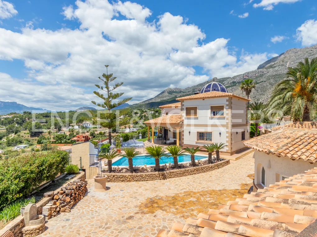Classic villa with sea and mountain views