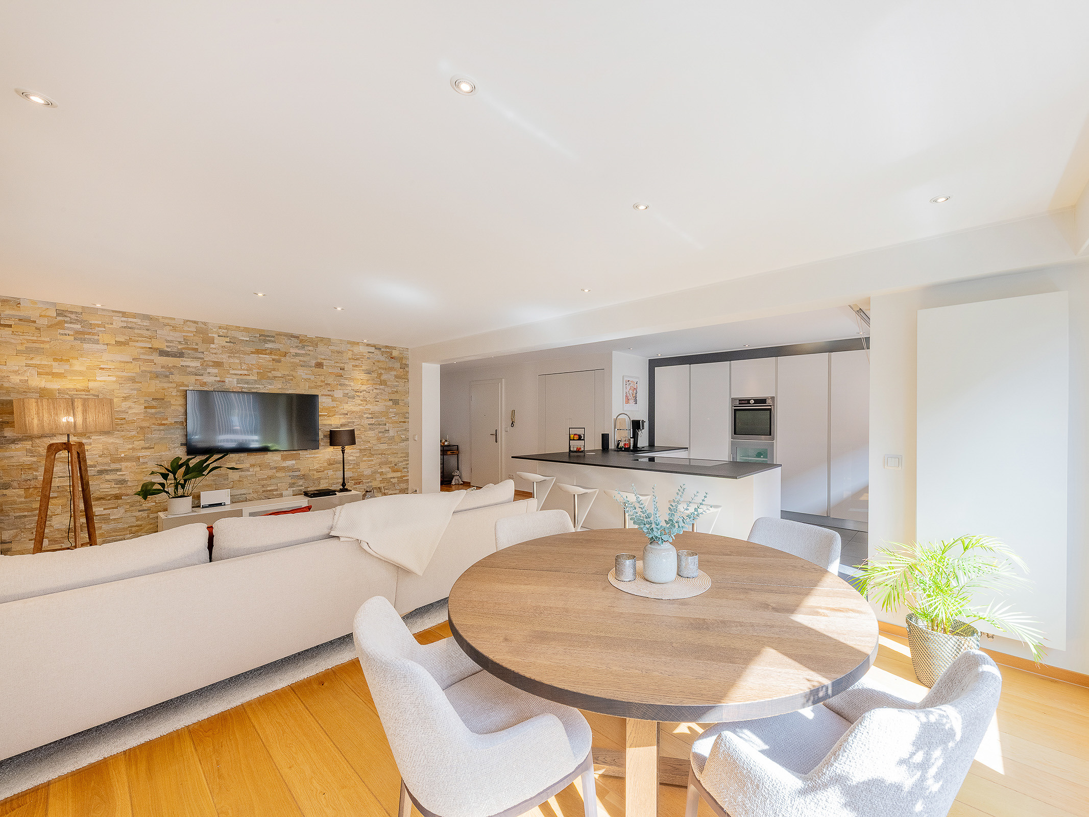 Bright, renovated two-bedroom flat with a garage