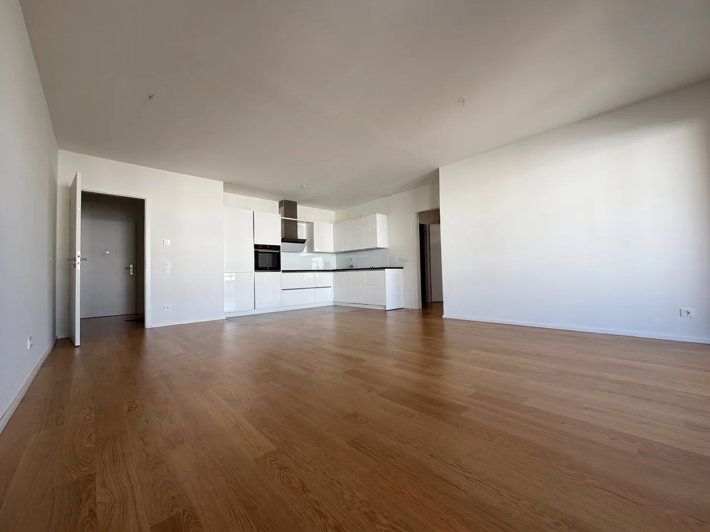 Hochwertige 3-Zimmer-Neubauwohnung mit Küche & Stellplatz fußläufig zum Maternusplatz - Photo 2
