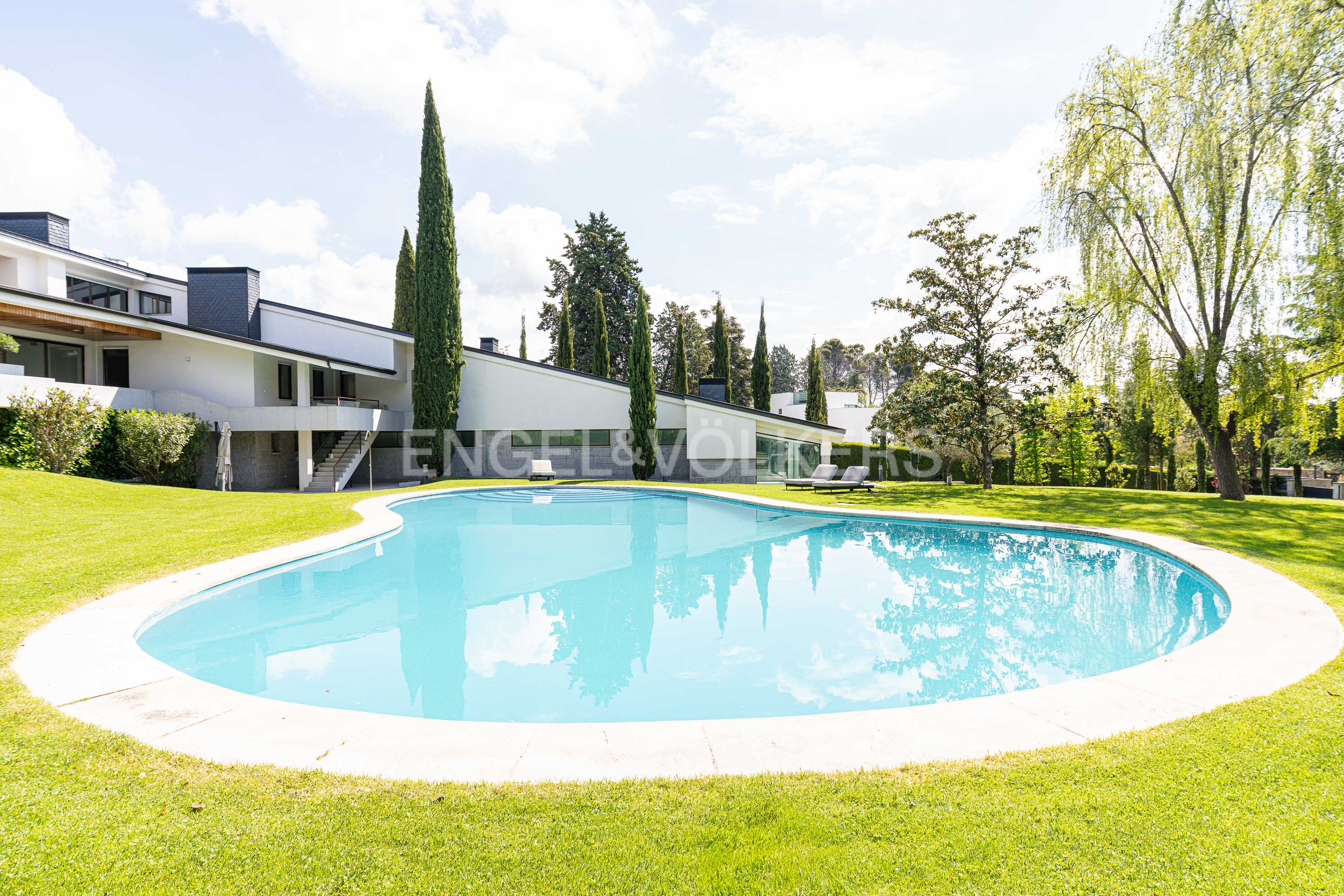 Spectacular Property in exclusive plot in Somosaguas