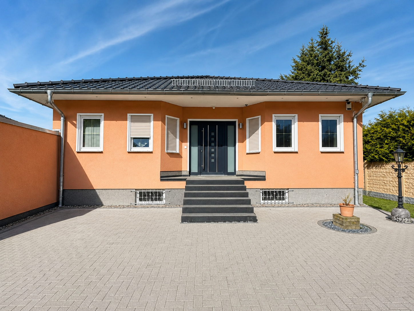 Wohnen im Grünen mit Stadtnähe – Exklusiver Bungalow in Holzhausen mit Pool und Erdwärmepumpe