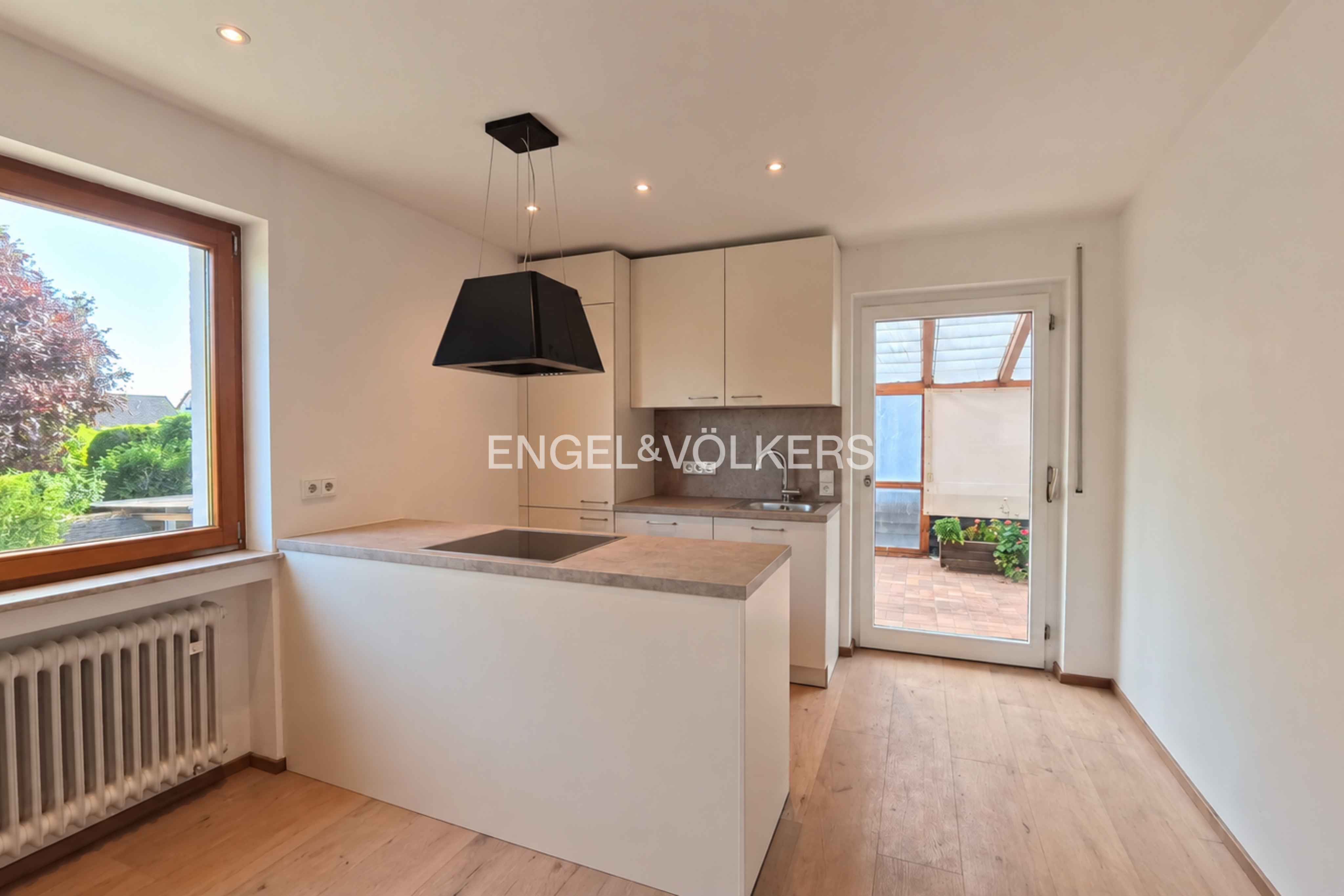 Exklusiv kernsanierte 3-Zimmer-Wohnung  mit großzügiger Terrasse