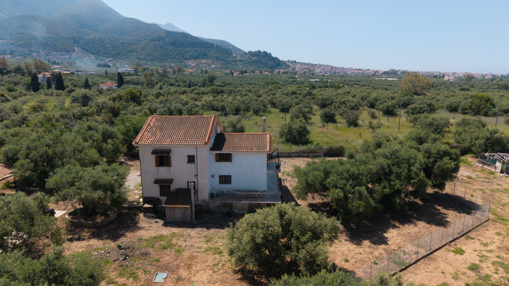 Anlageimmobilie mit 250 m² zum Renovieren auf einem 17.000 m² Anwesen in Kyparissia