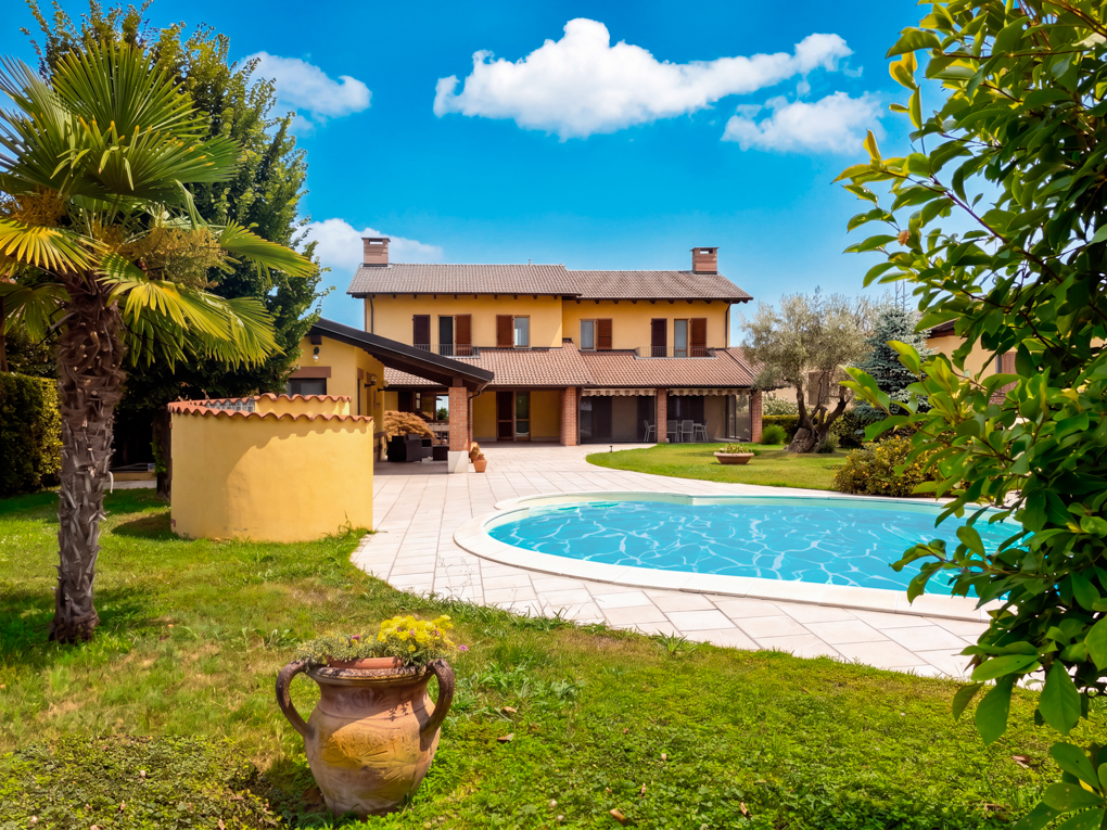 Panoramic semi-detached villa with pool and pool house