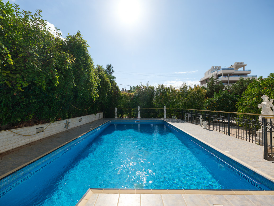 Detached house in a unique plot in Glyfada