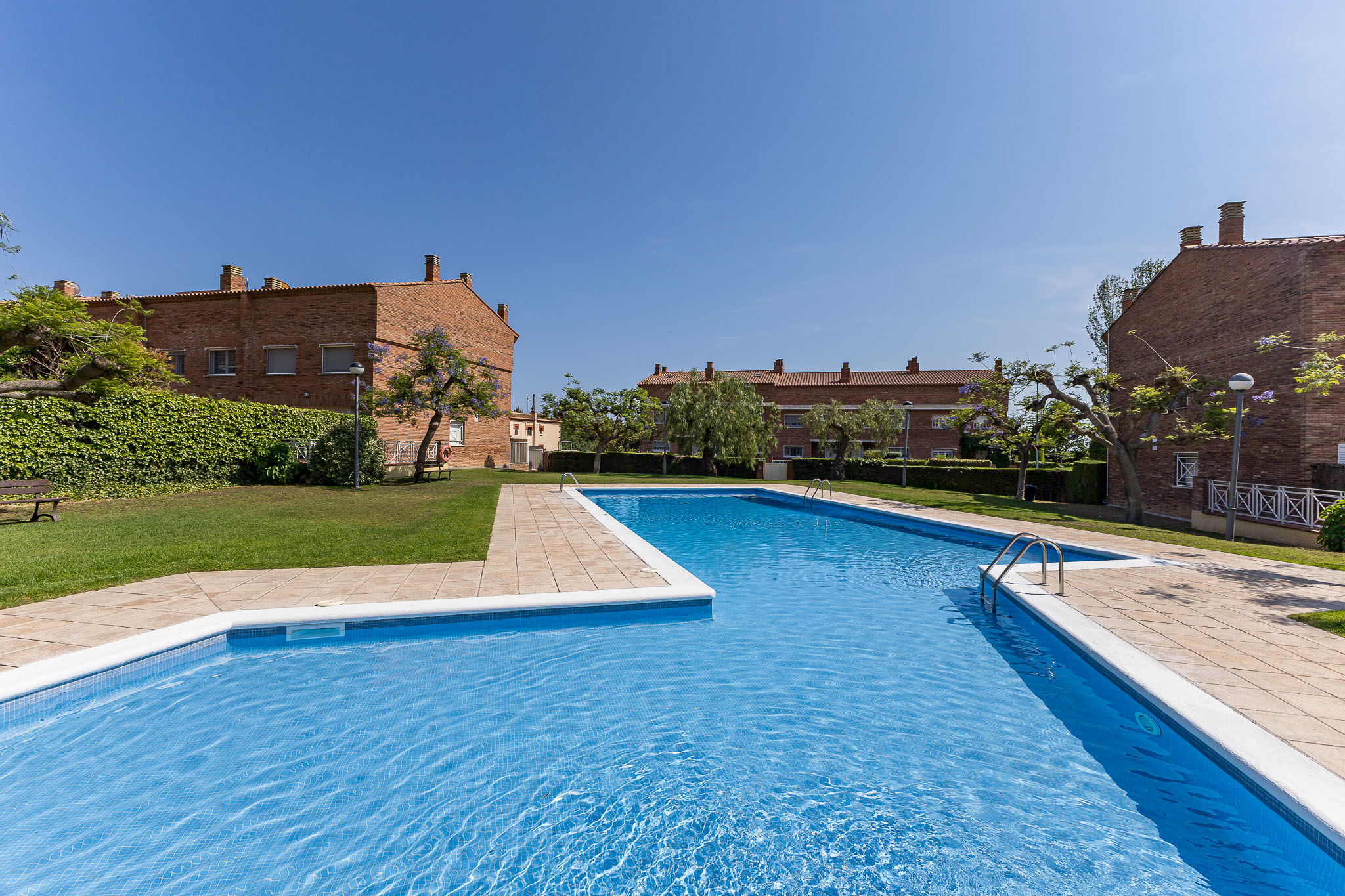 Luz, privacidad y confort en una exclusiva casa pareada con piscina comunitaria