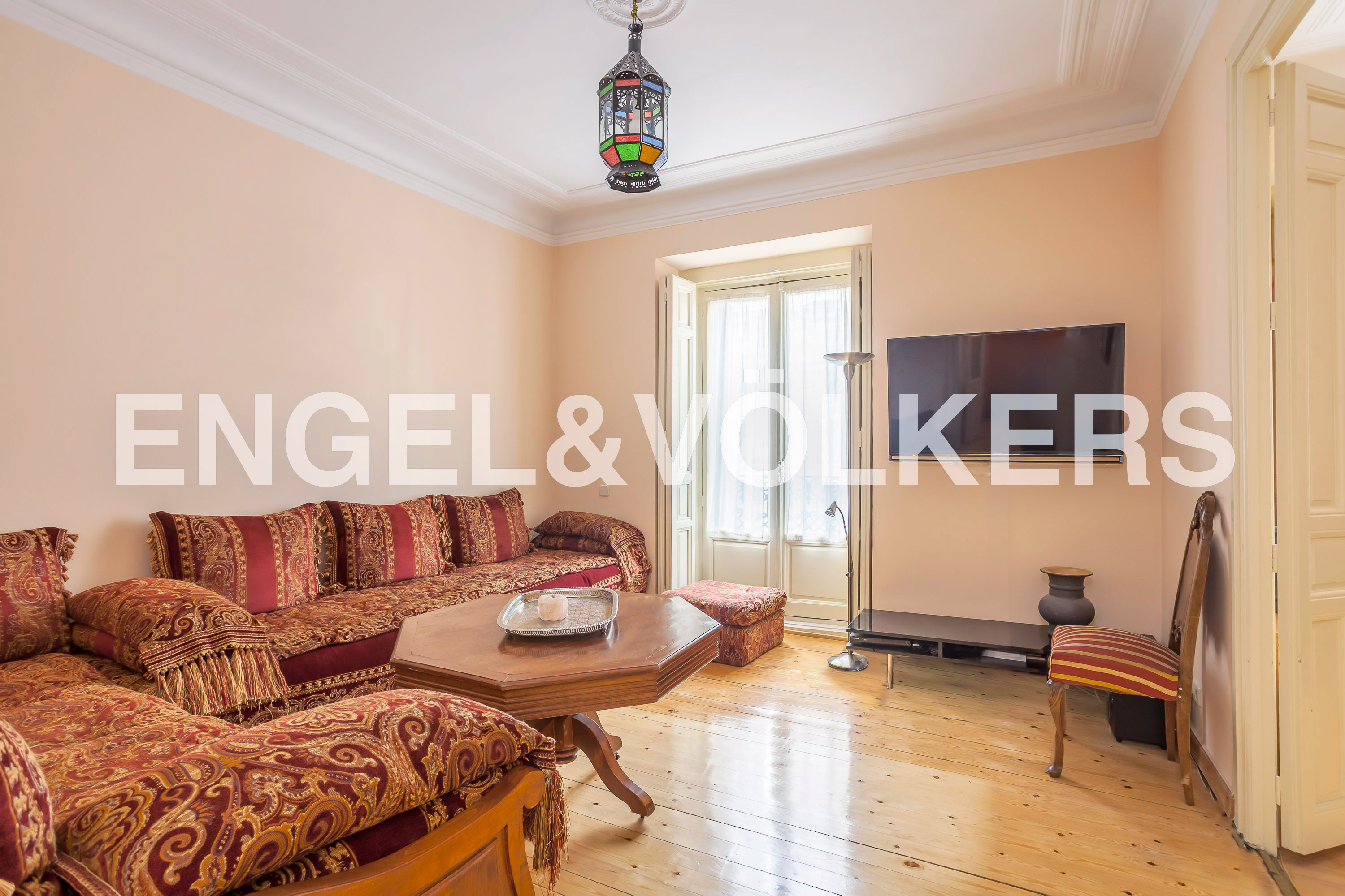 Discover a stately apartment in Madrid near Atocha: 204 m², 5 bedrooms, fireplace, balcony and monument views, with elevator and timeless elegance.