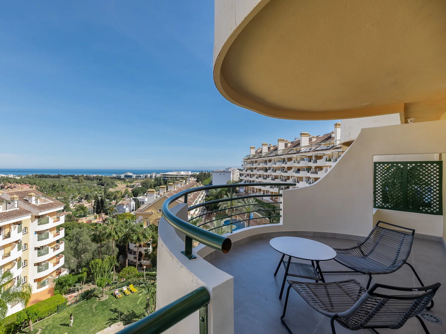 Nueva Andalucia: Renovated apartment with panoramic sea views in prime location