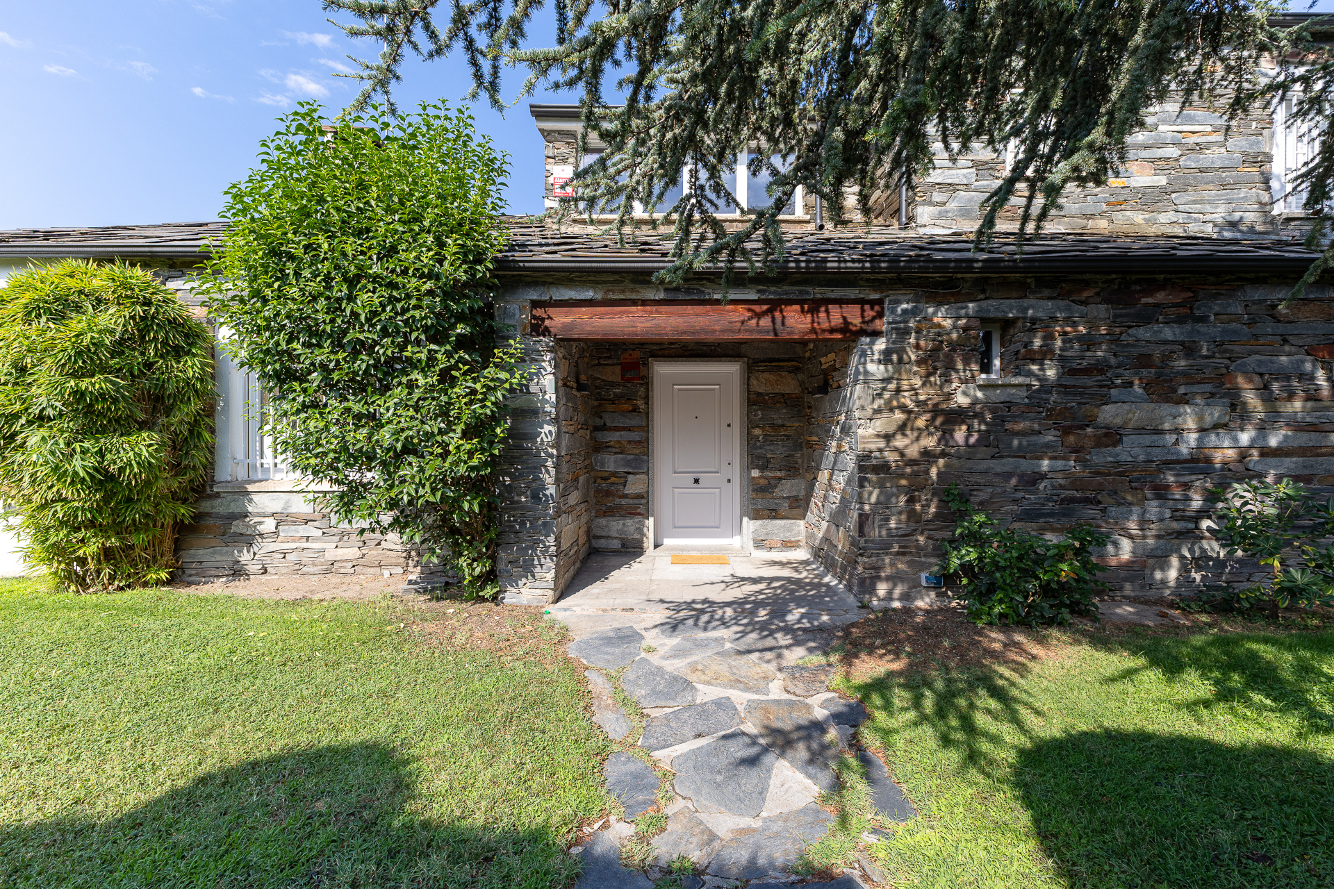 Detached Alpine-style chalet, newly renovated