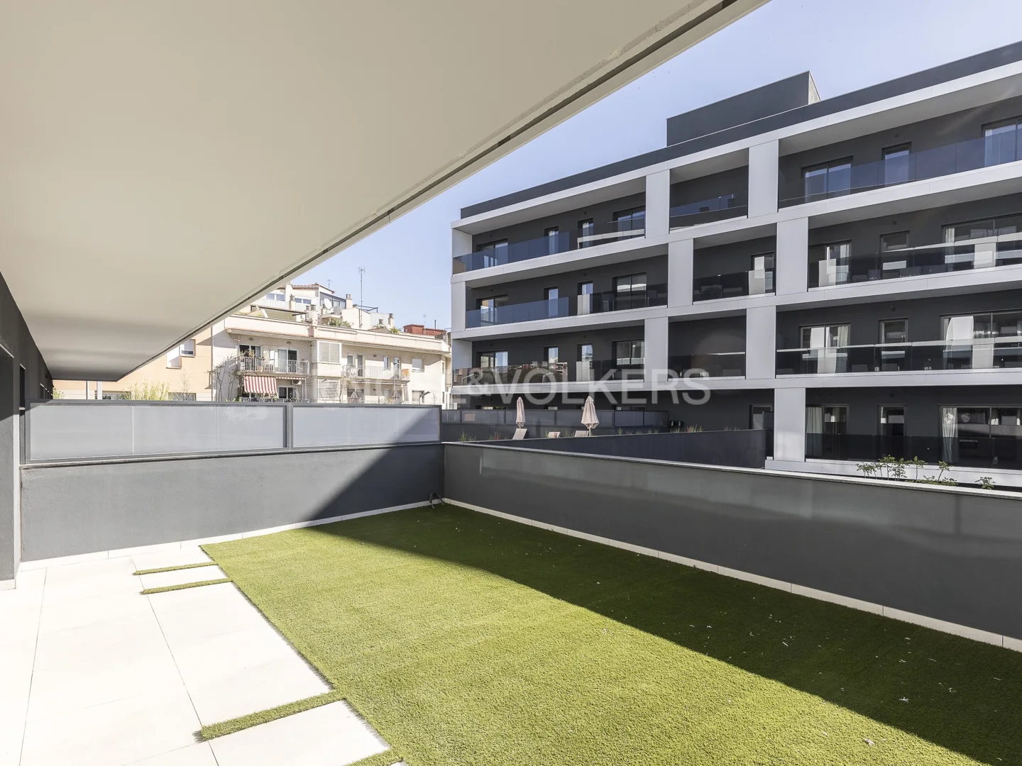 Pis d'obra nova amb terrassa a Esplugues