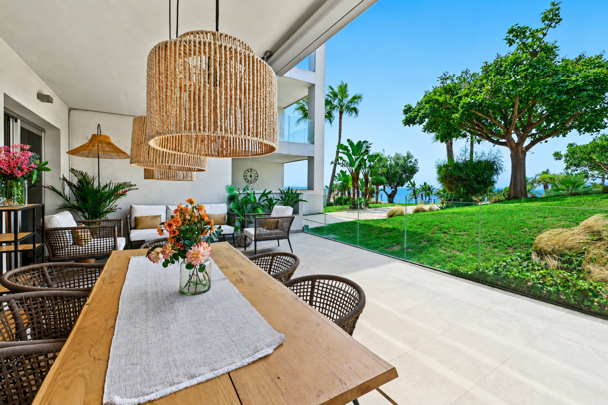 Luxury and comfort by the Mediterranean: Ground floor with suite, terraces, and pool