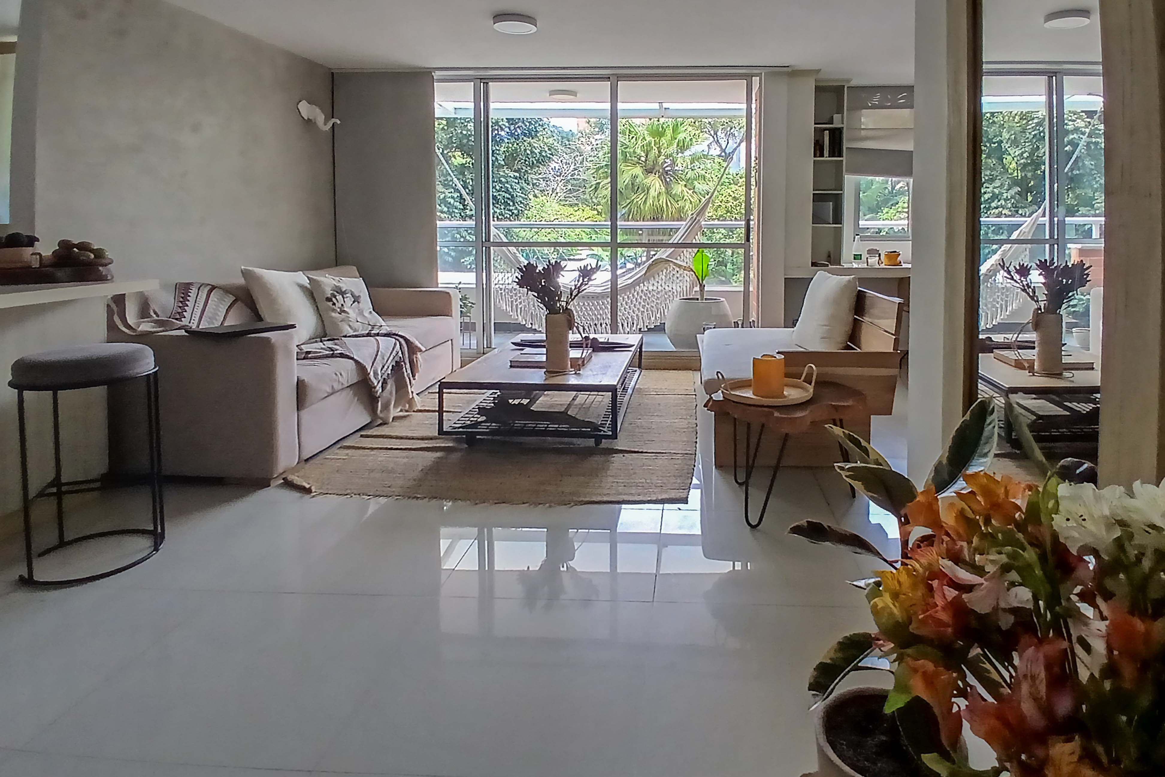 Apartamento amoblado con balcones en arriendo | Loma El Esmeraldal, Envigado