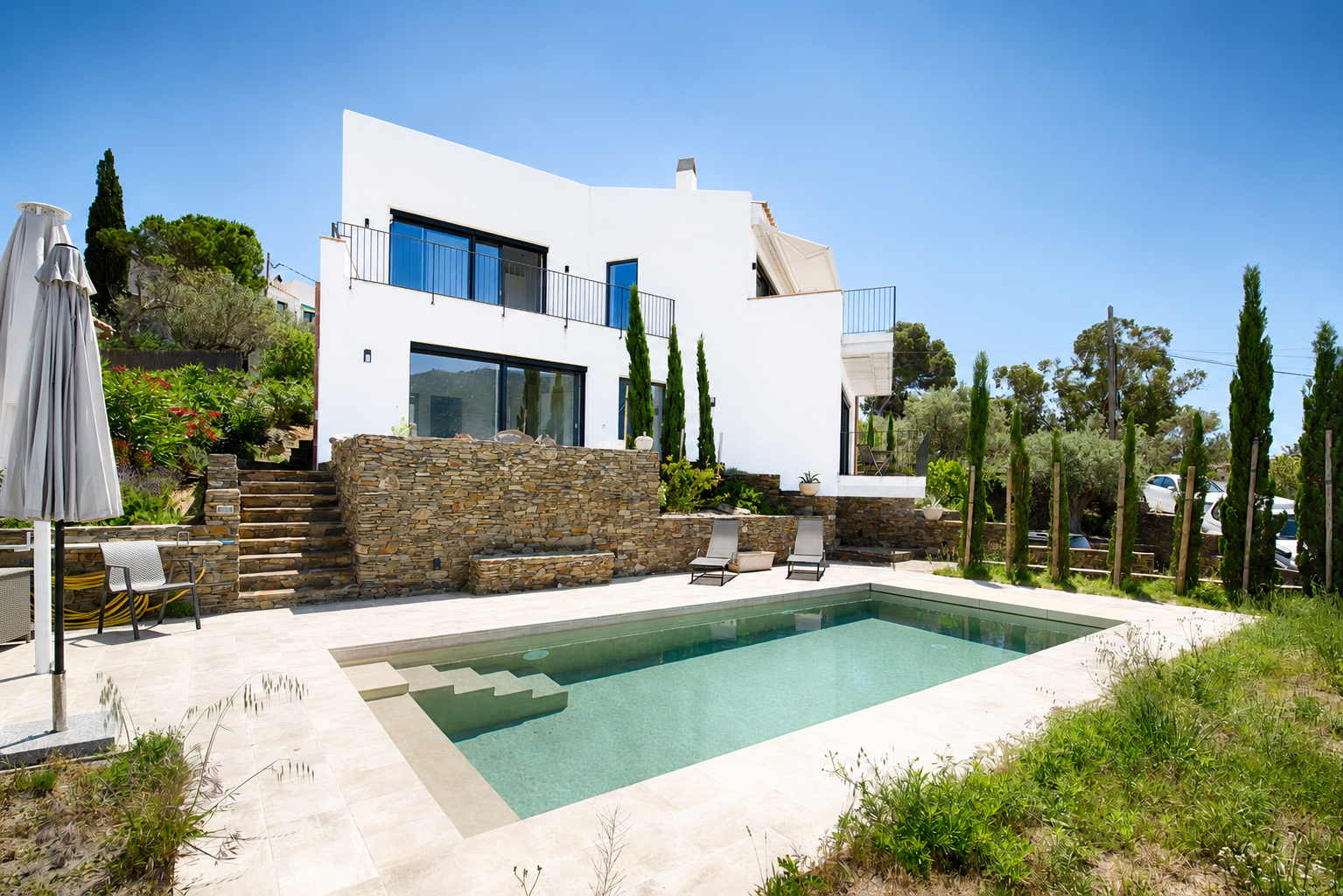 Exklusive Villa mit Pool und Blick auf die Bucht und das Meer in Cadaqués