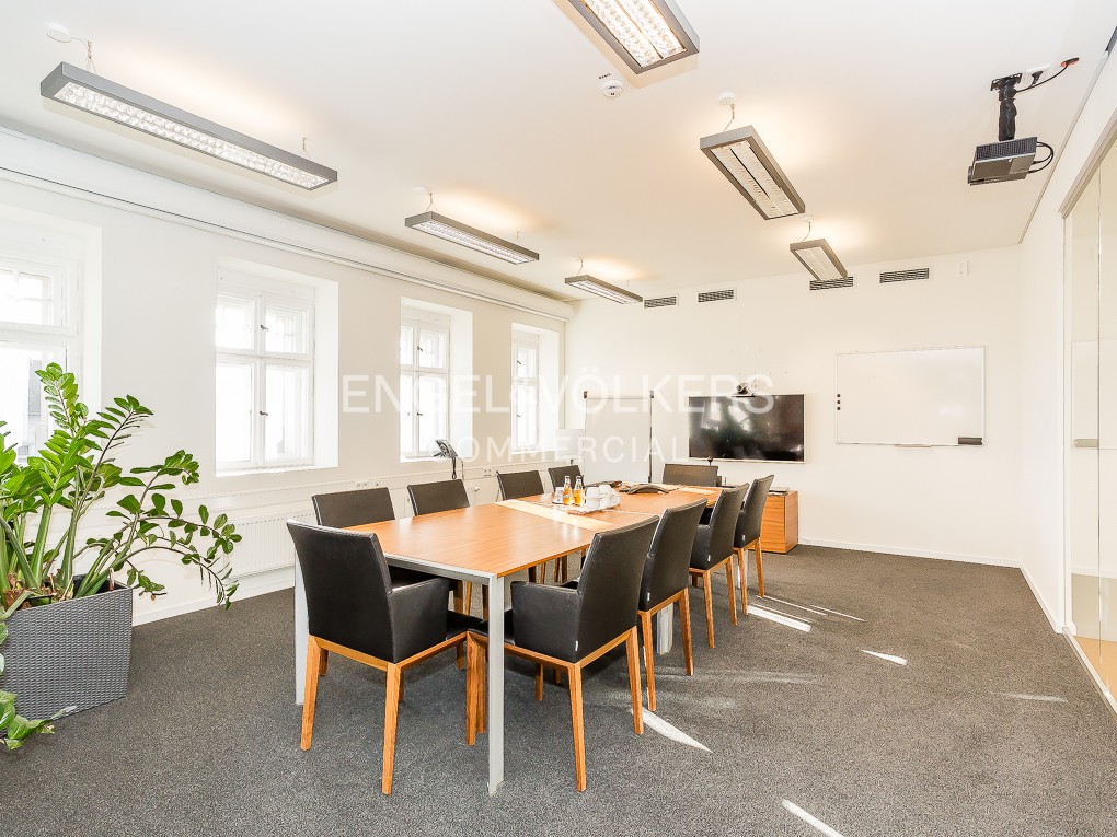 Helles Büro im historischen Gebäude