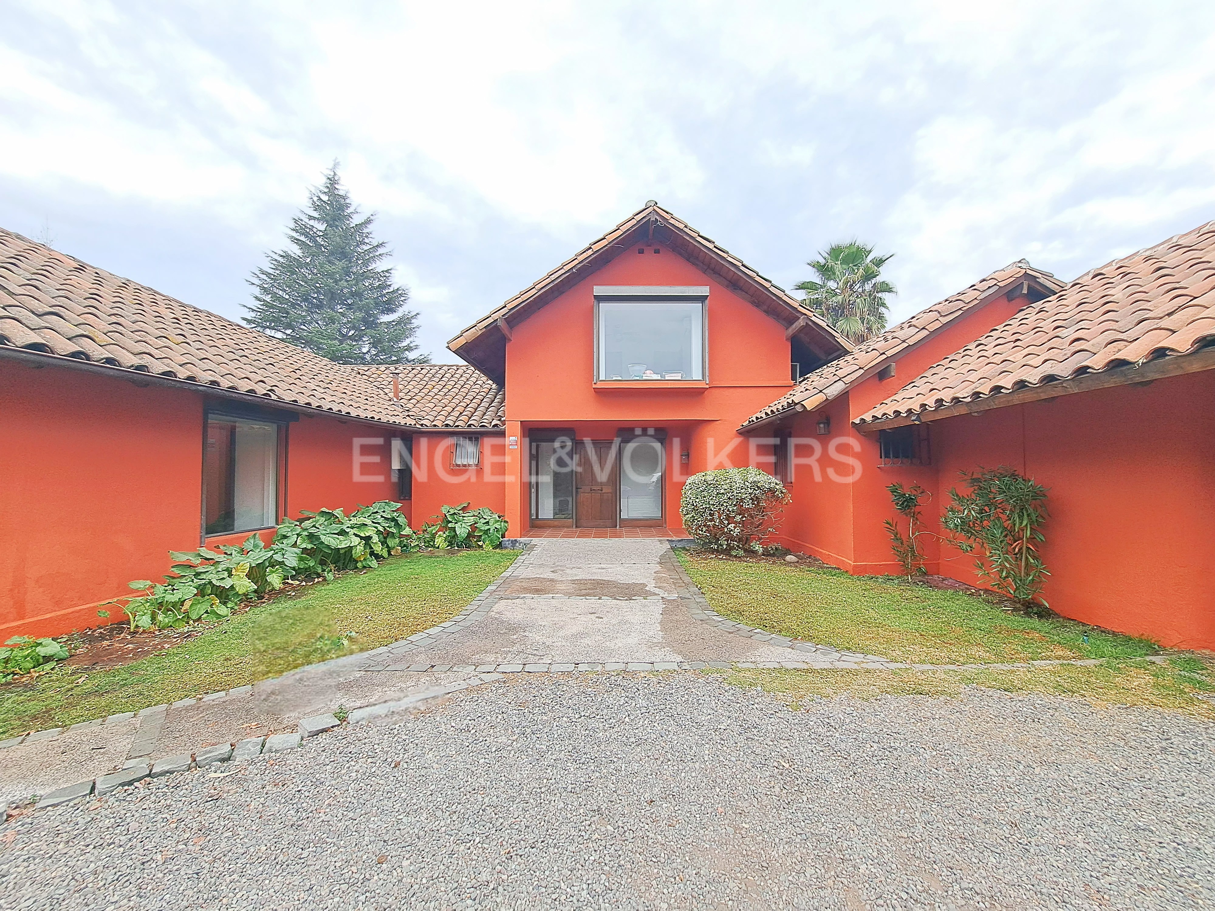 Casa Chilena en venta con maravilloso jardín. Chicureo Central