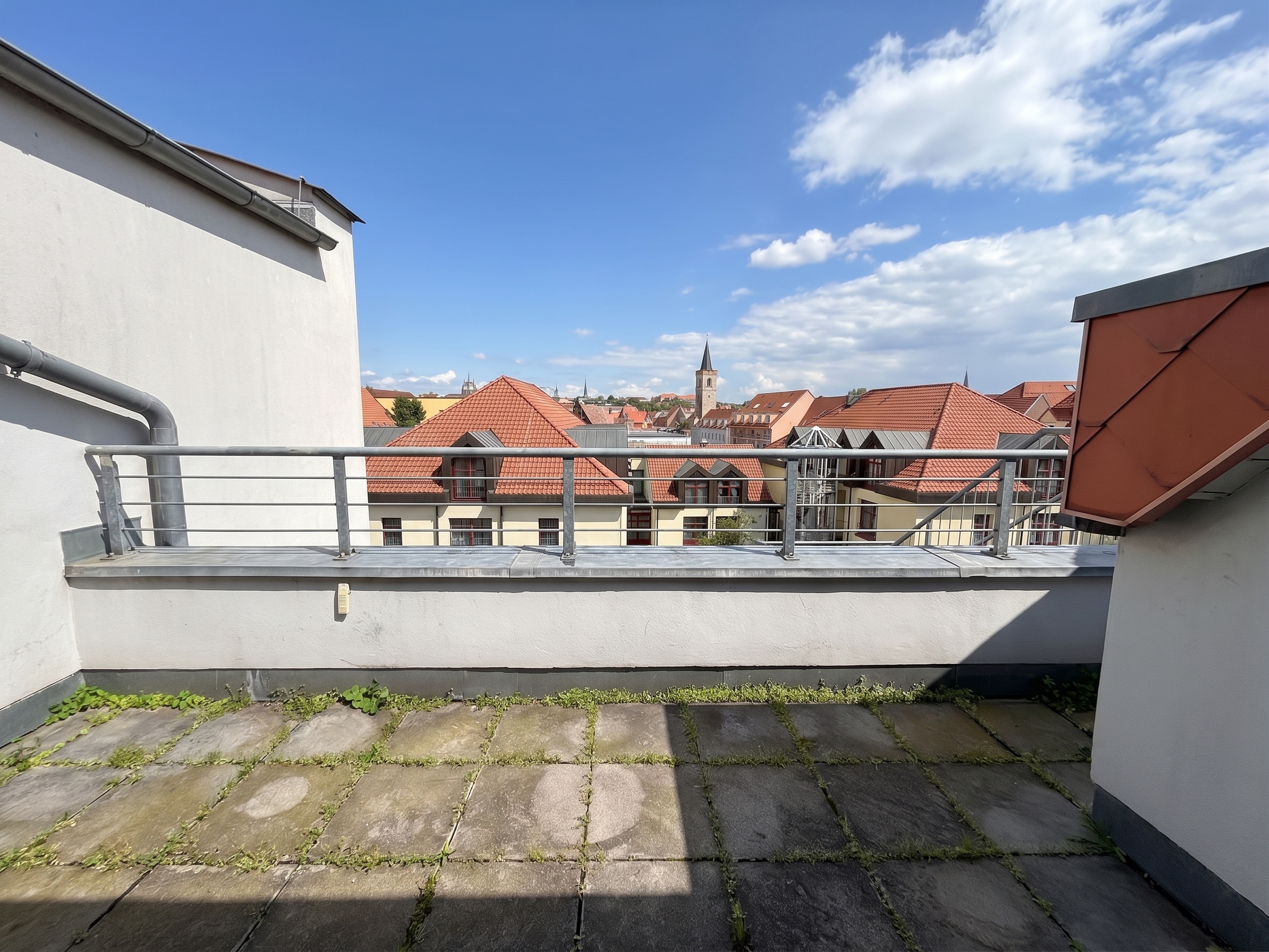 Maisonette-Wohnung mit Aufzug, Dachterrasse und Tiefgarage in der Erfurter Altstadt [AI-modified]