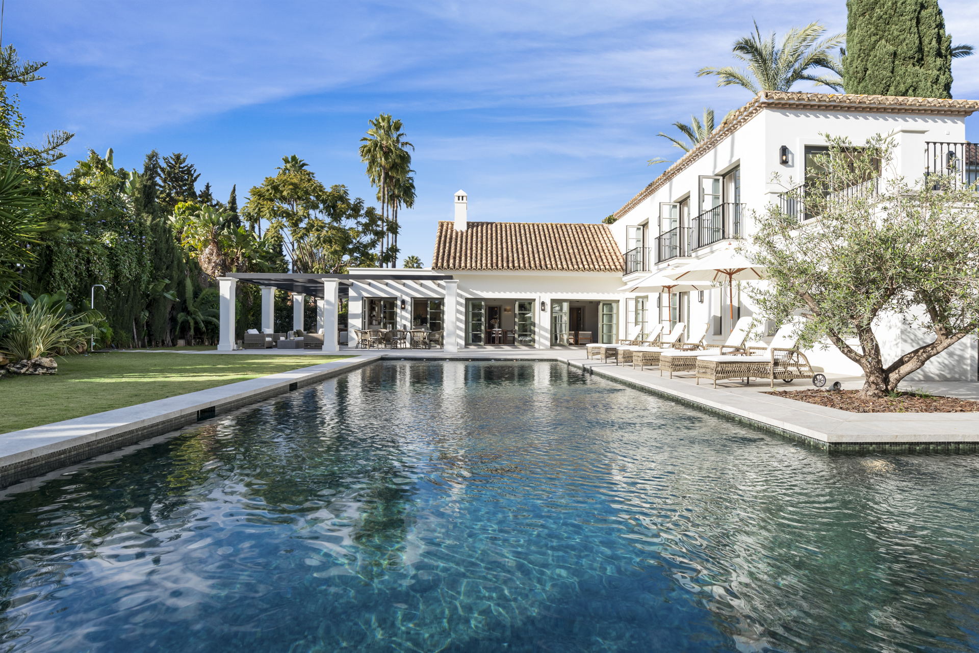 Refined Family Villa with Spa, Gym and Sunken Pool Lounge in Nueva Andalucía