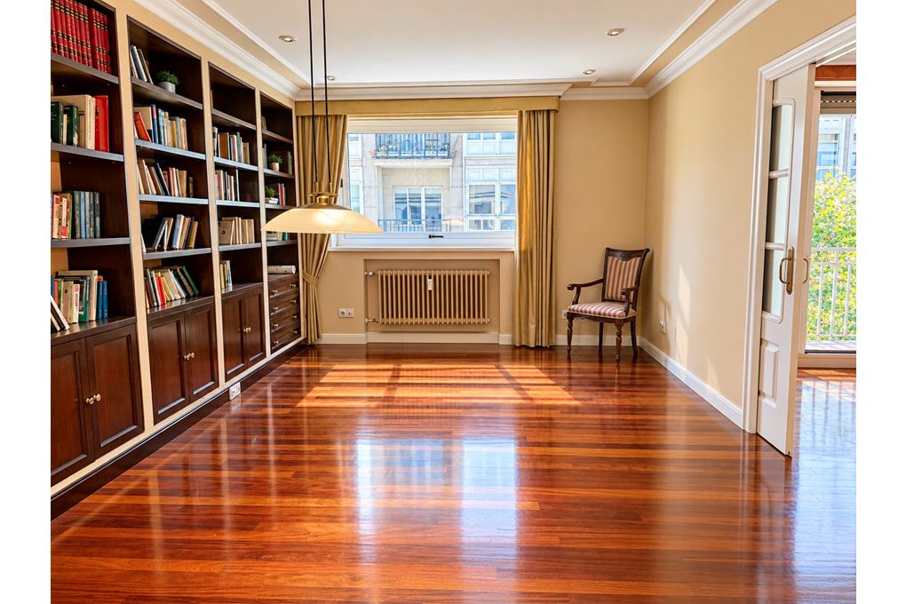E&V sells a 195 m² apartment overlooking Alameda Park in Santiago de Compostela.