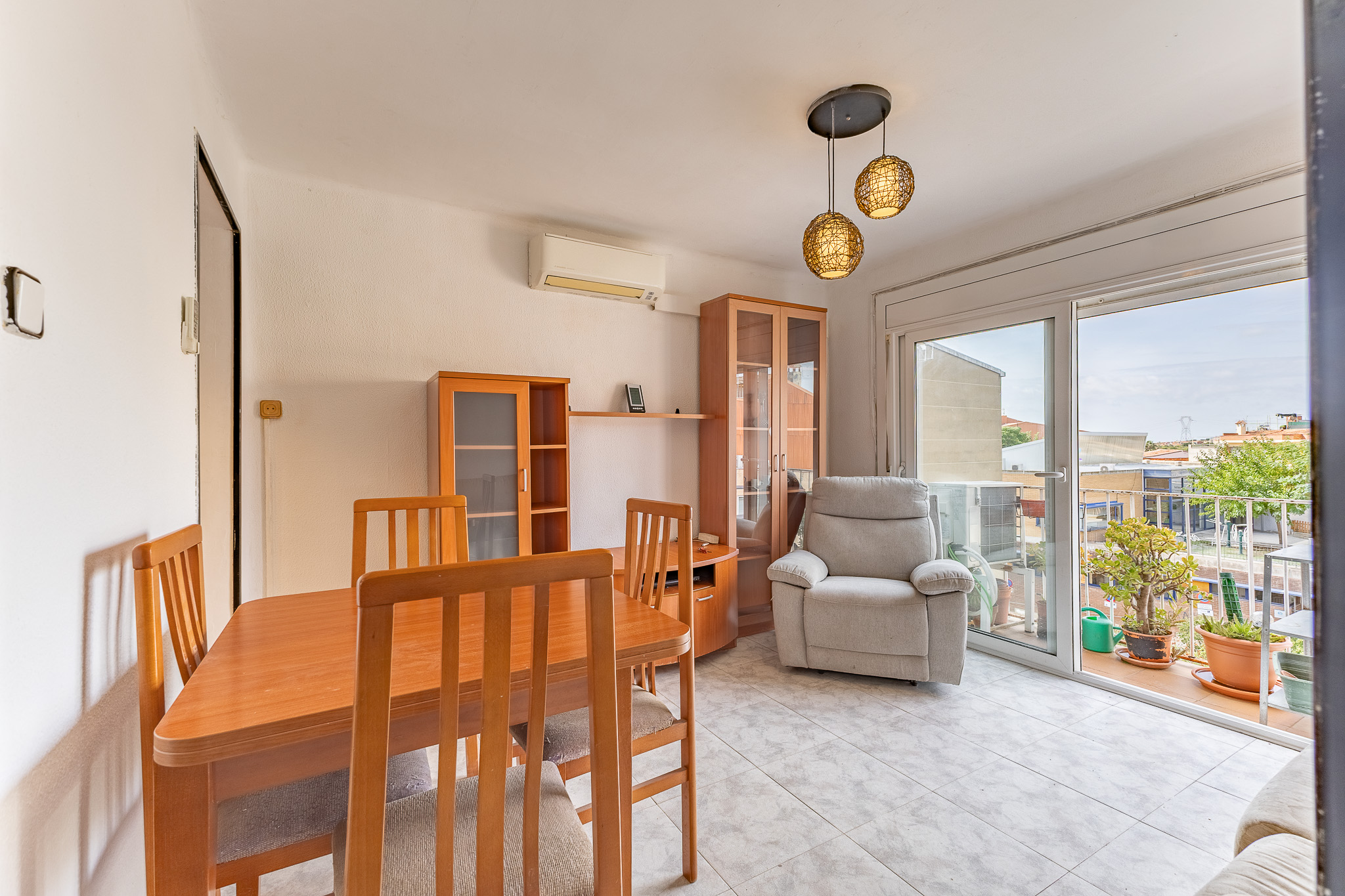 Very bright 3-bedroom corner apartment next to Maria Auxiliadora School.