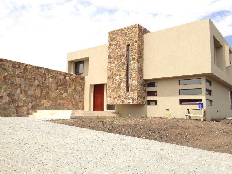 Casa Nueva en Hacienda, borde de cancha