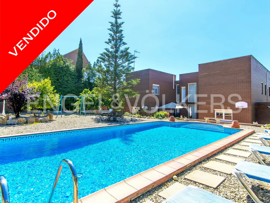 Huge Detached house with garden and pool