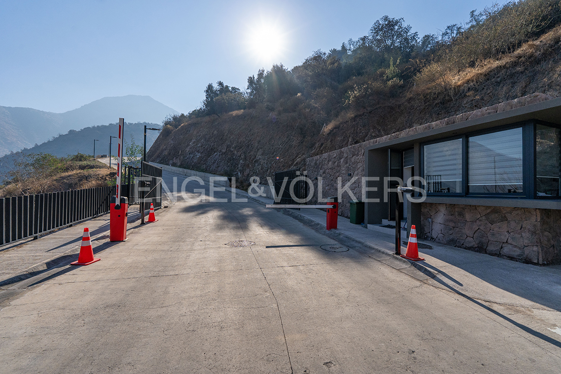 Sitio con excepcional vista en condominio Altos del Cóndor