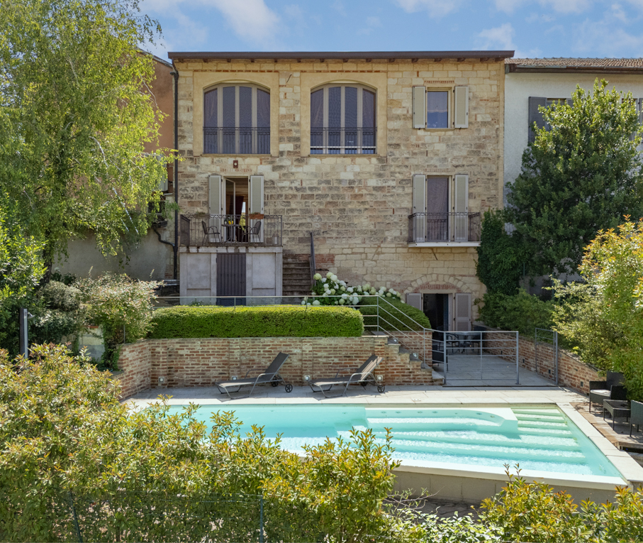 Renovated barn with panoramic swimming pool
