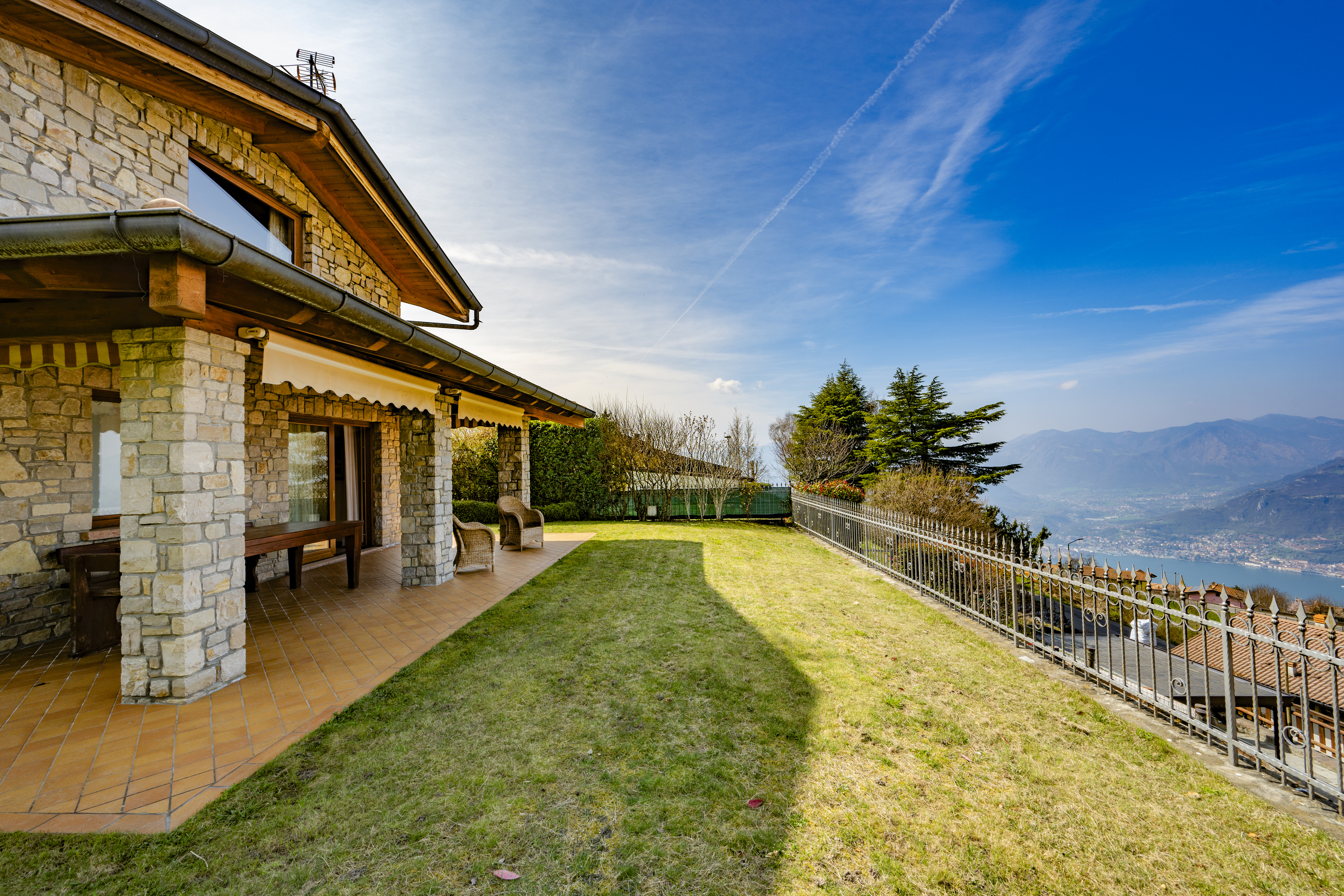 Elegant detached villa with garden and lake view in Pisogne