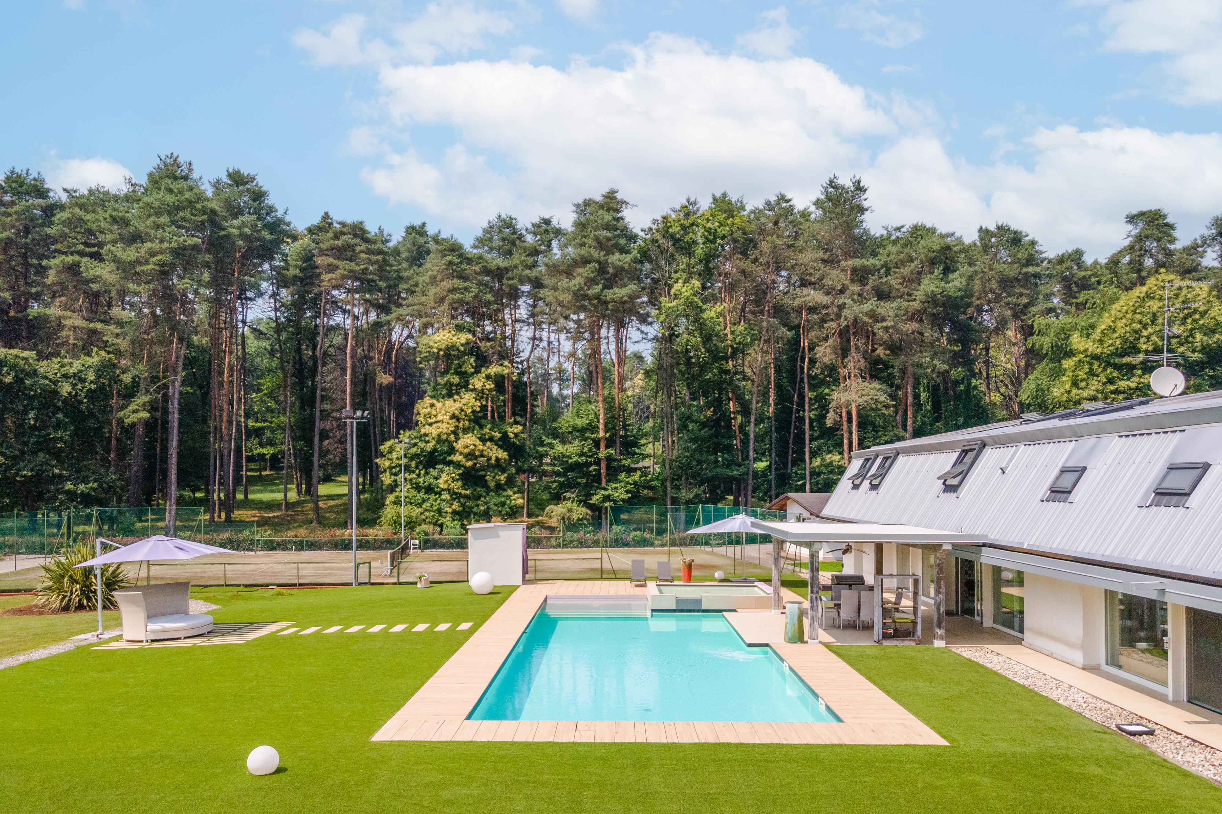 Private Woodland Oasis with Pool & Tennis