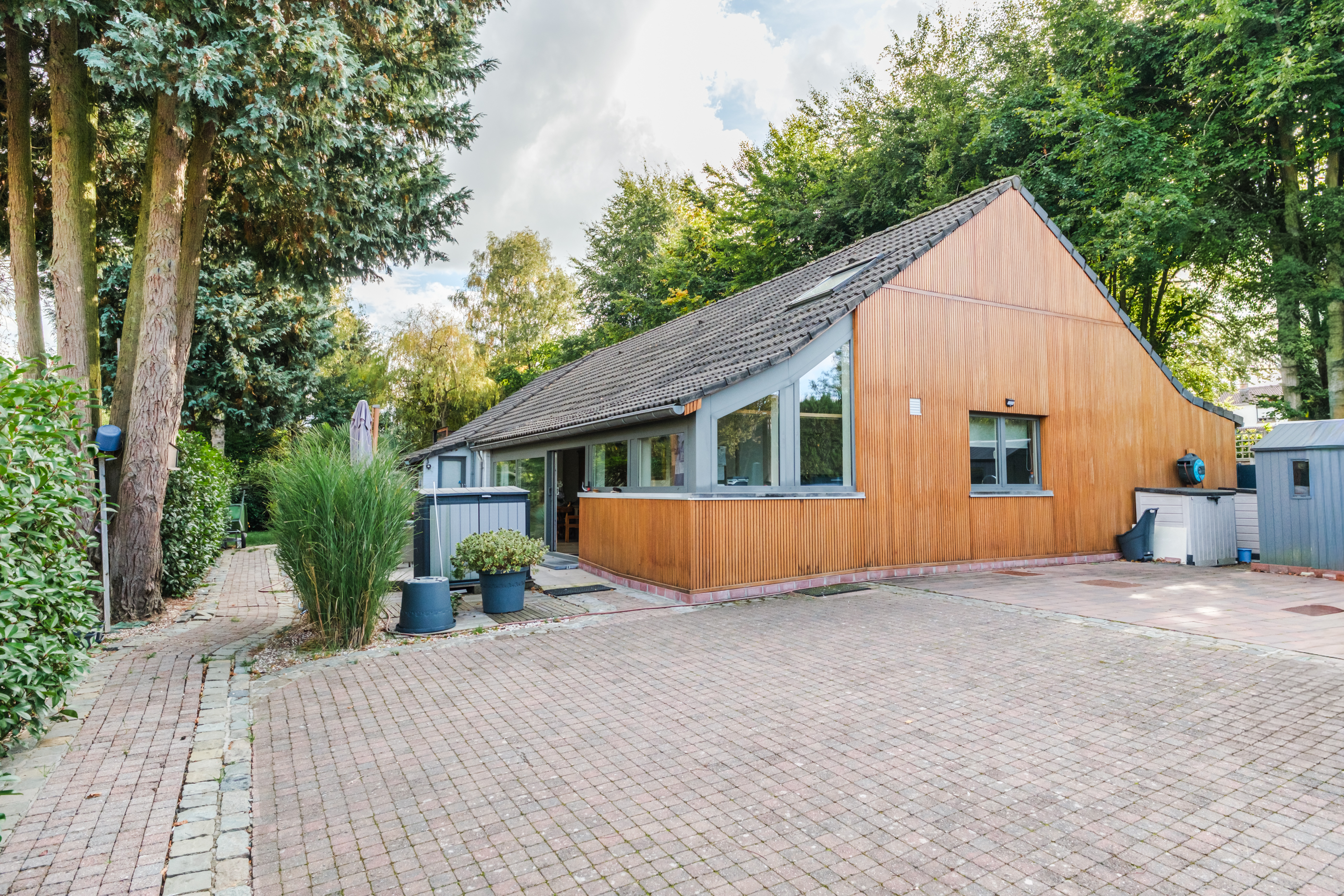 Spacious bungalow-style villa with multiple potential development options