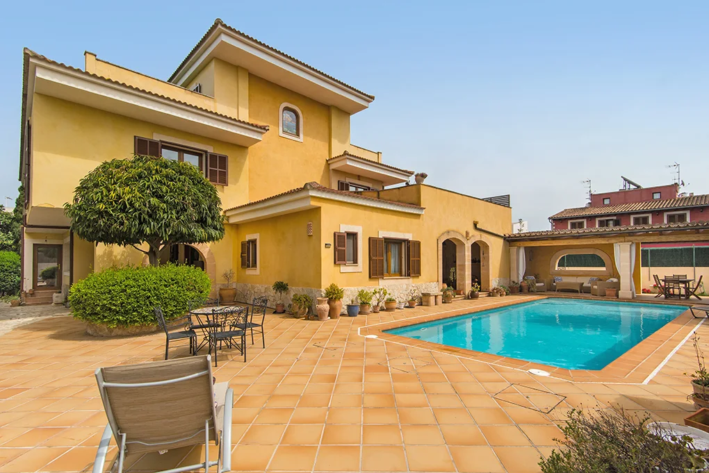 Large Mediterranean villa with pool in Las Palmeras