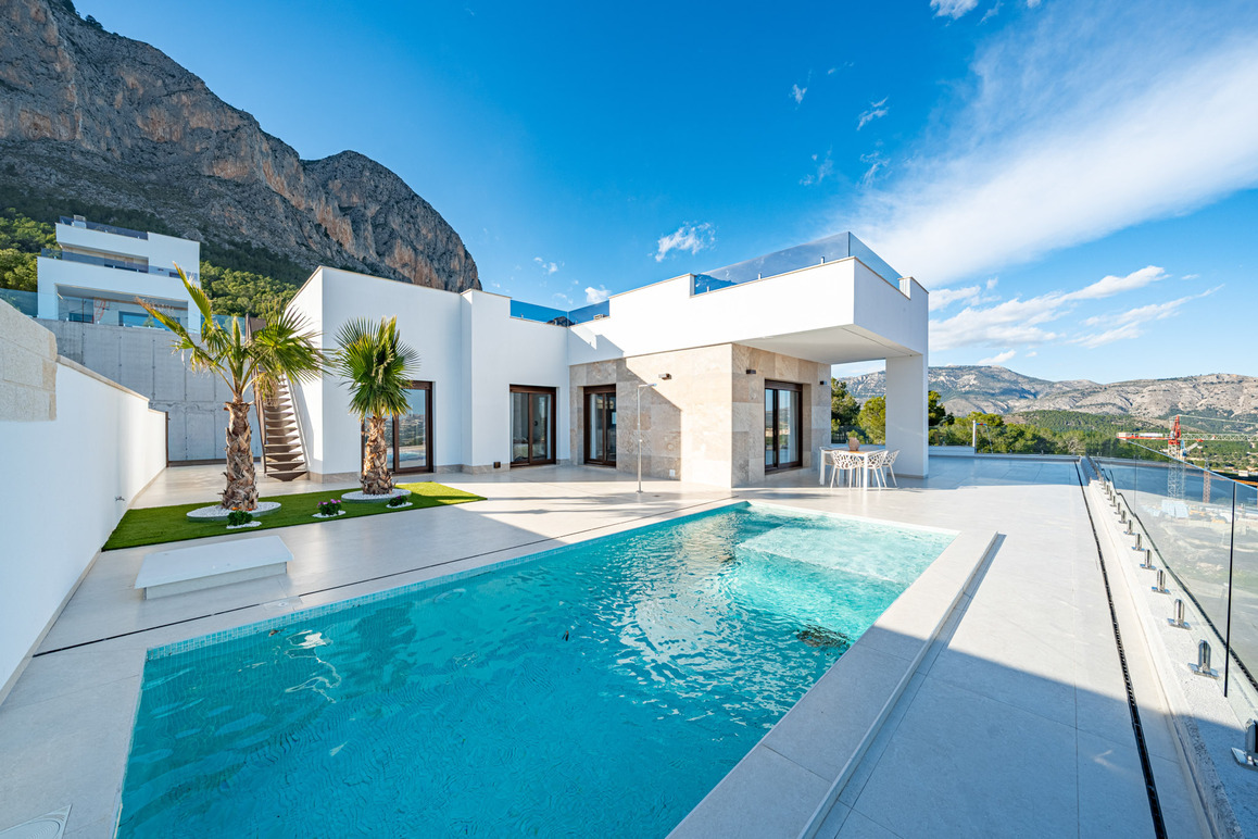 Exclusive single-story bungalow with panoramic views and pool in Polop