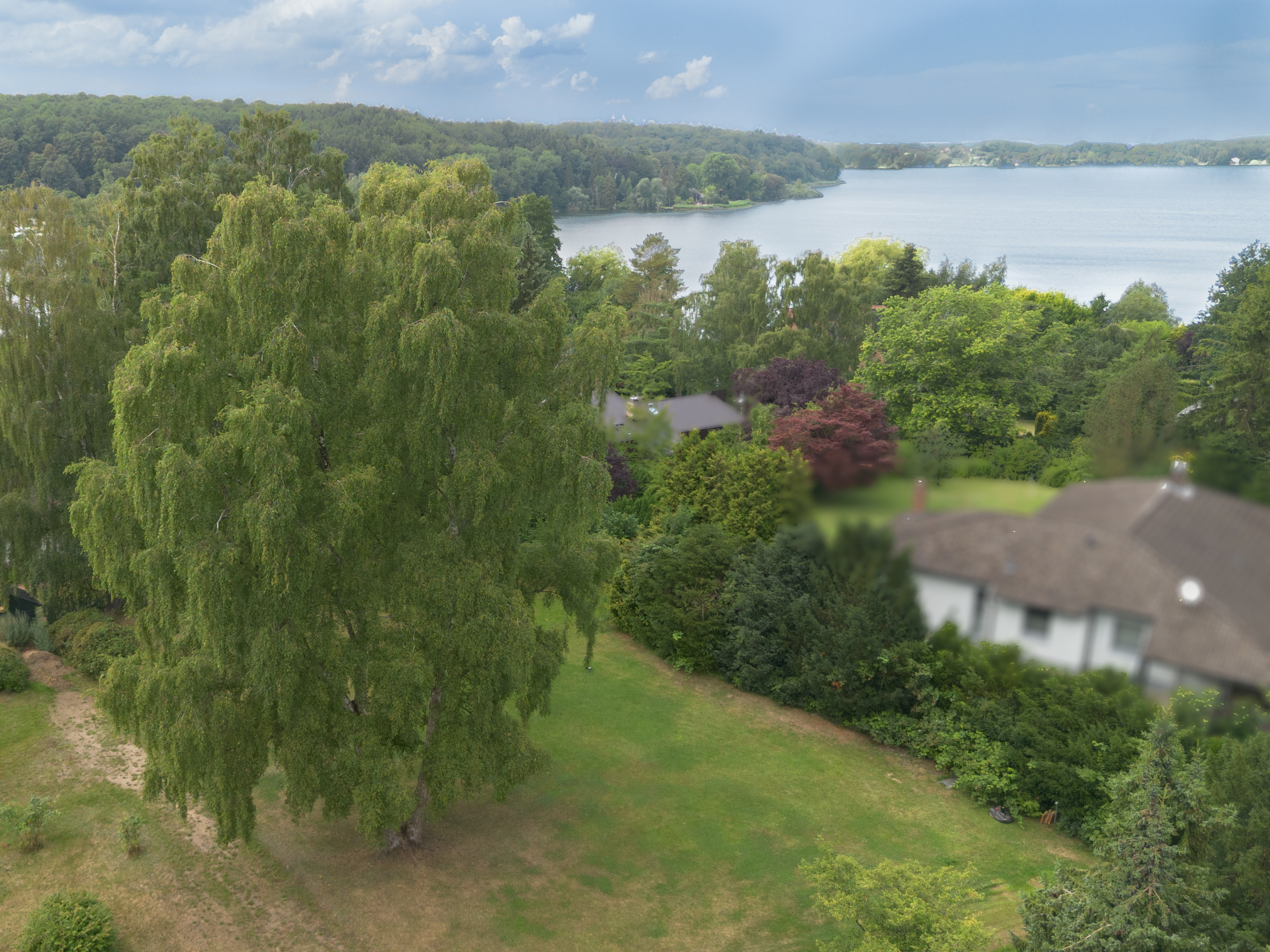 Exklusive Kellersee-Lage: Baugrundstück mit leichtem seitlichem Seeblick in Eutin-Fissau
