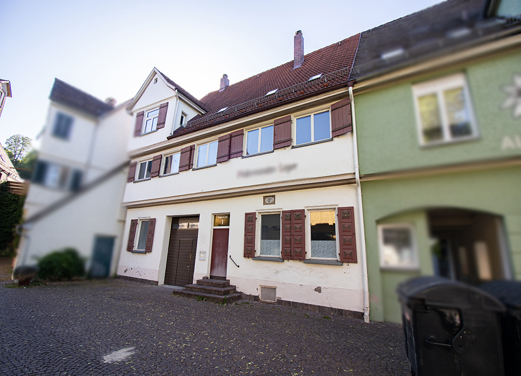 Historisches Wohn- und Geschäftshaus mit charakteristischen Details des 17. Jahrhunderts